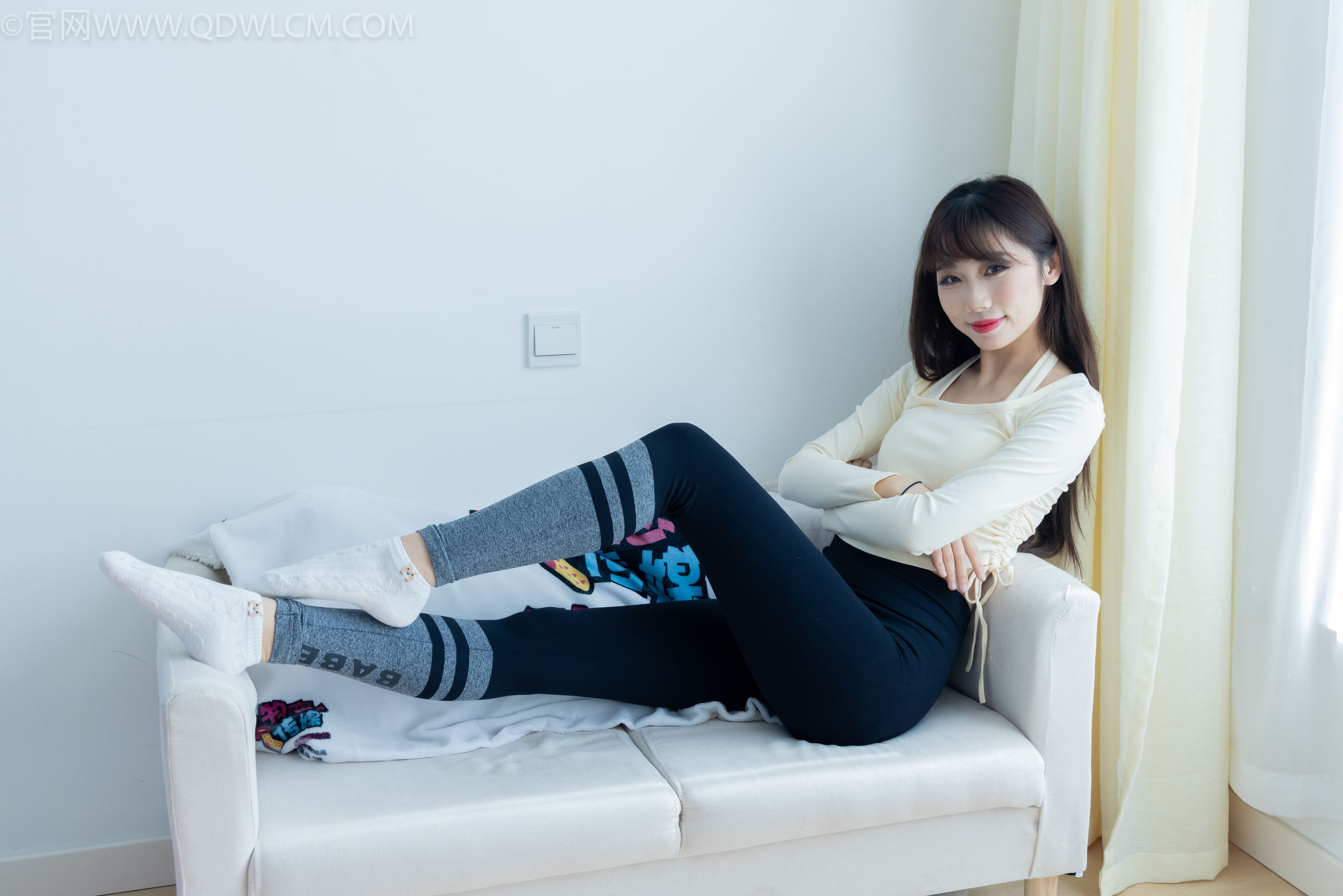 物恋传媒 No.2326 泡泡 - 高跟长靴、白棉袜、裸足/(184P)