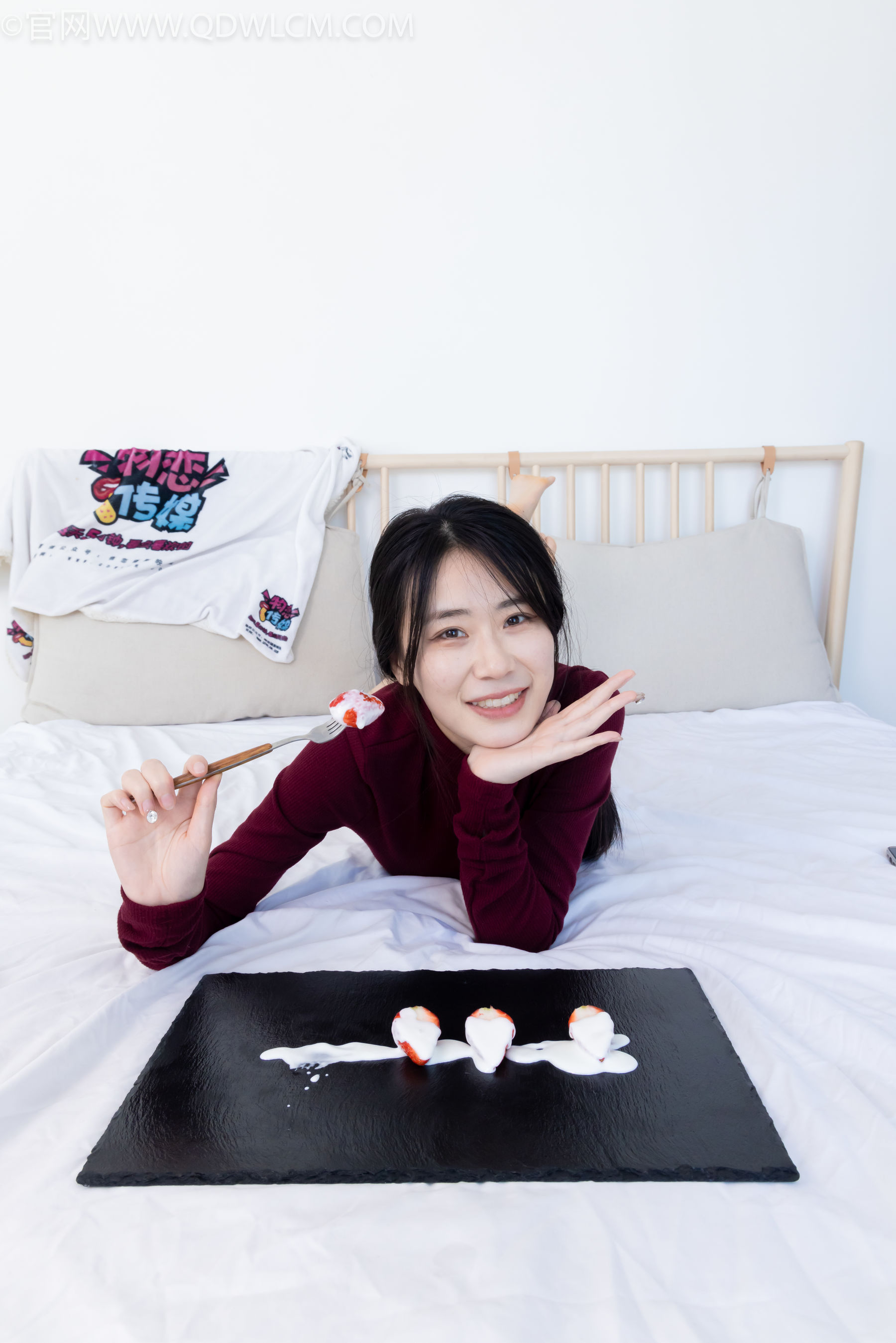 物恋传媒 No.2331 菜菜 - 高跟鞋、薄黑丝、裸足/(352P)