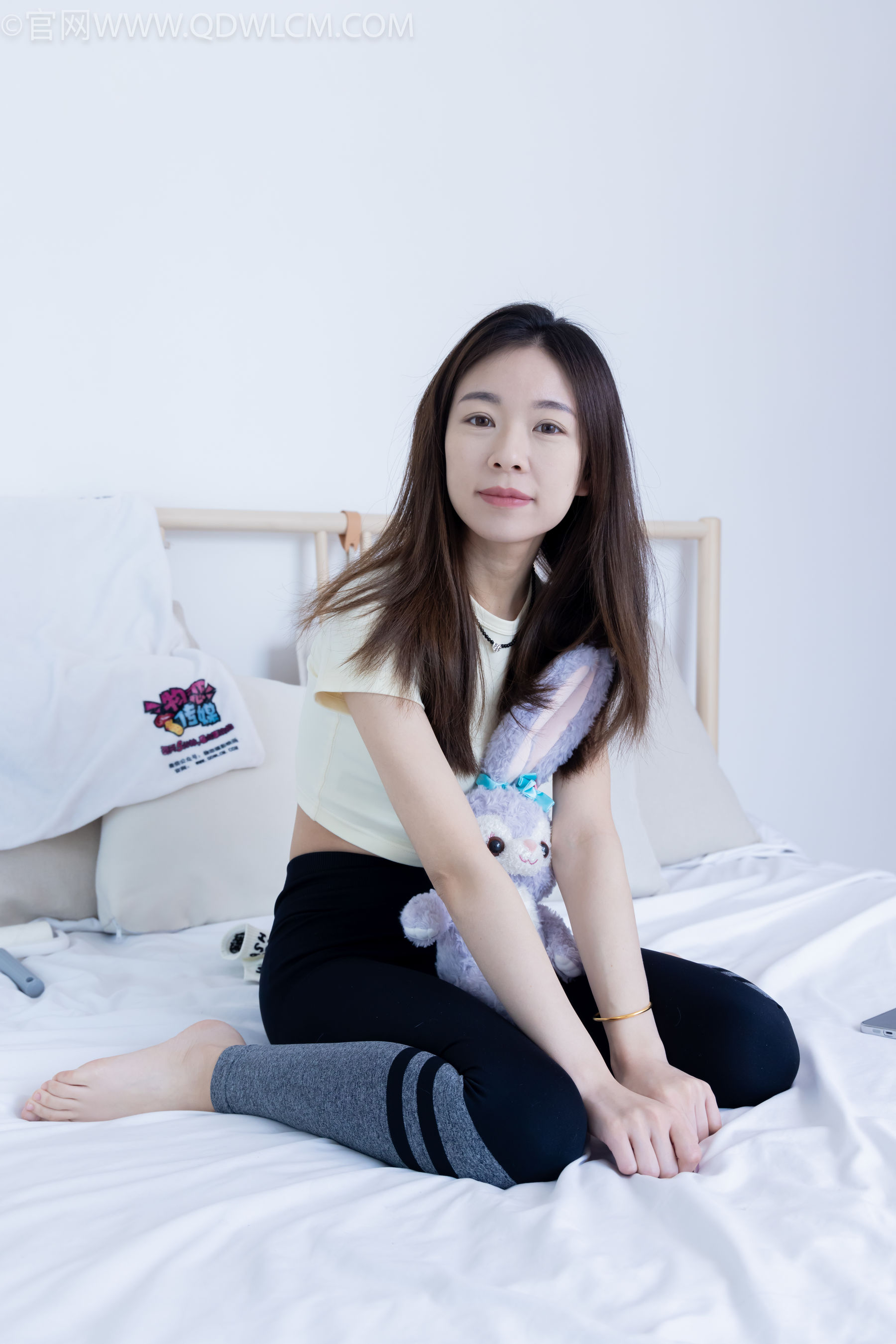 物恋传媒 No.2339 婷婷 - 长靴、白棉袜、裸足/(175P)