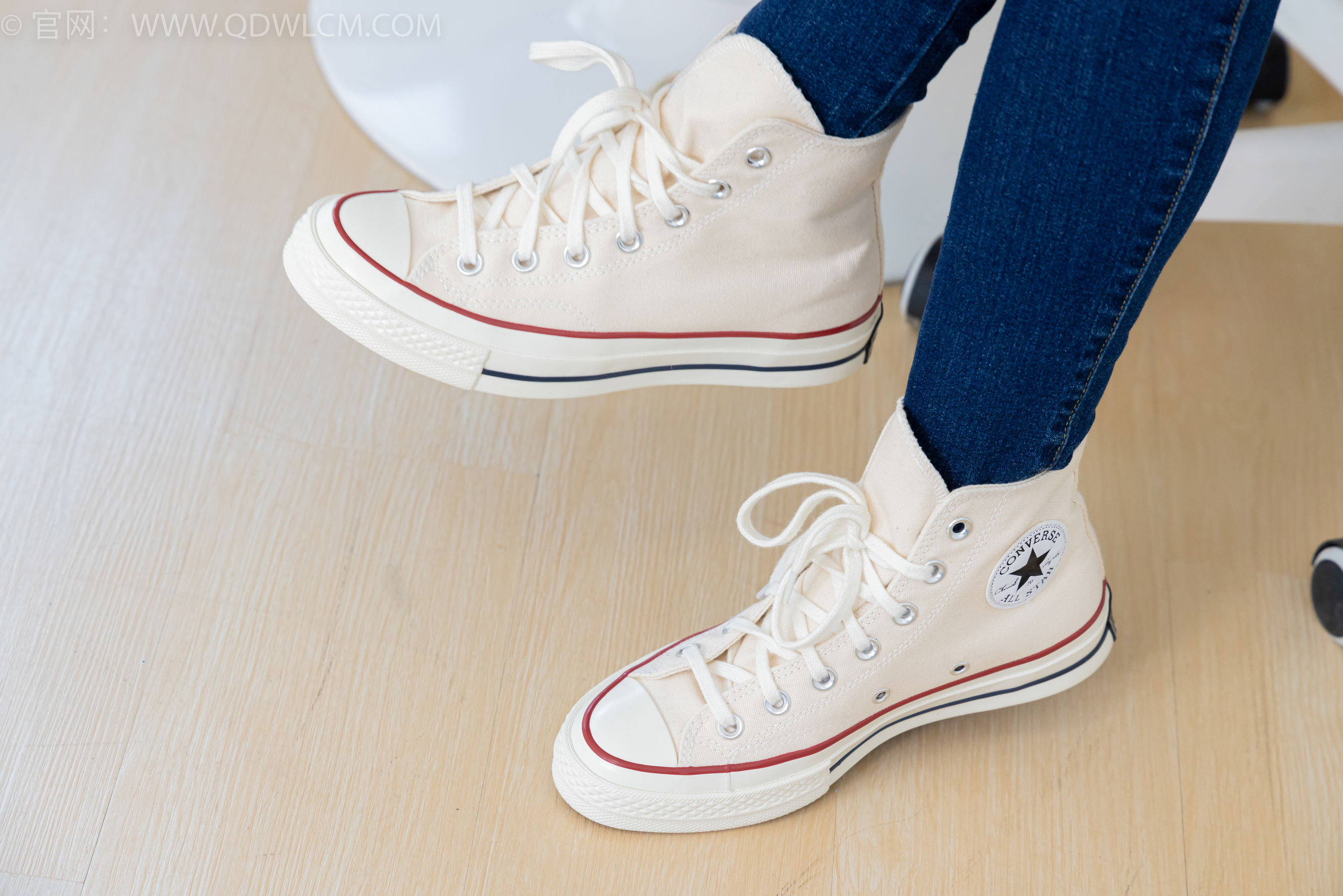 物恋传媒 No.2354 小悦 - 帆布鞋、白棉袜、裸足/(150P)