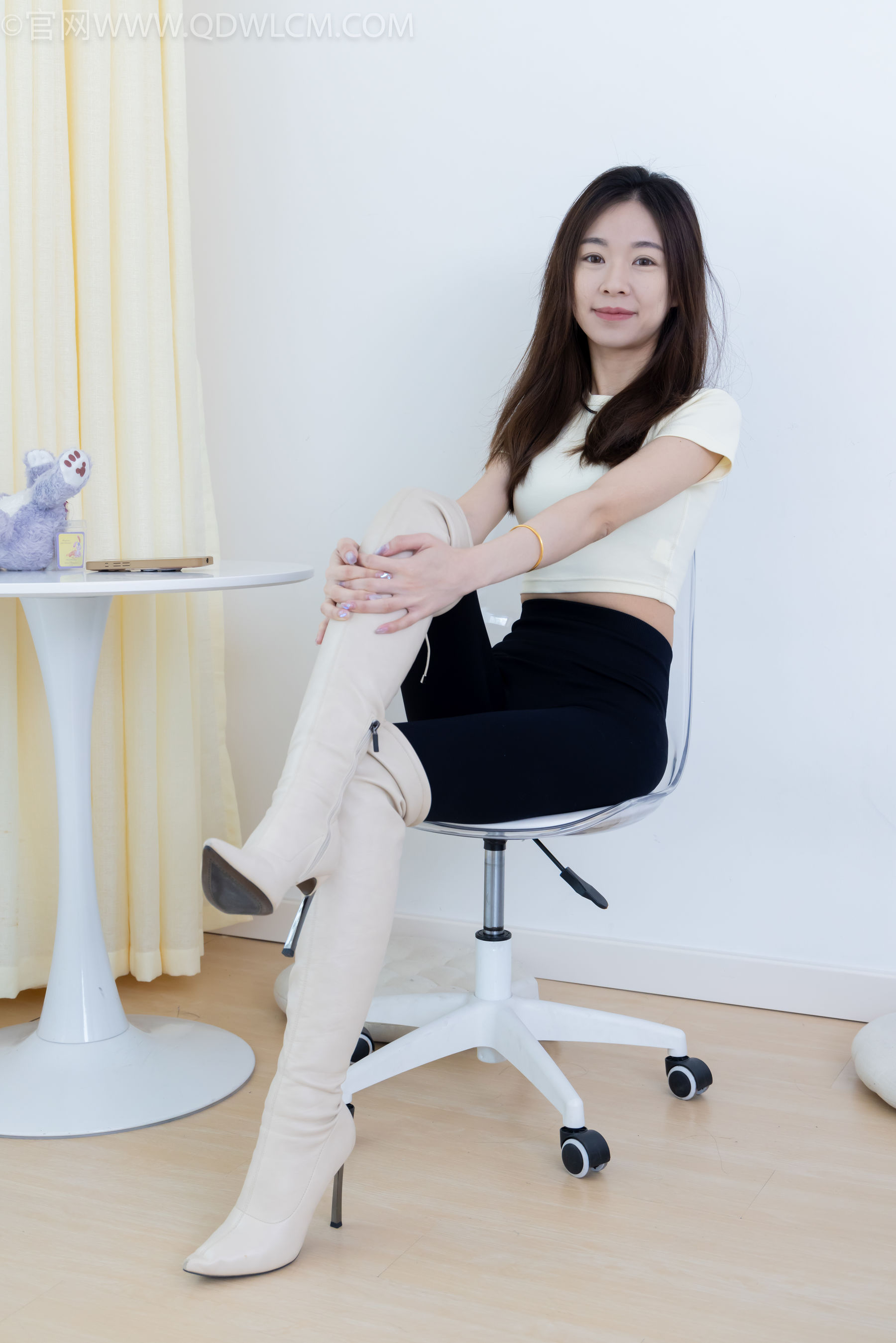 物恋传媒 No.2339 婷婷 - 长靴、白棉袜、裸足/(175P)