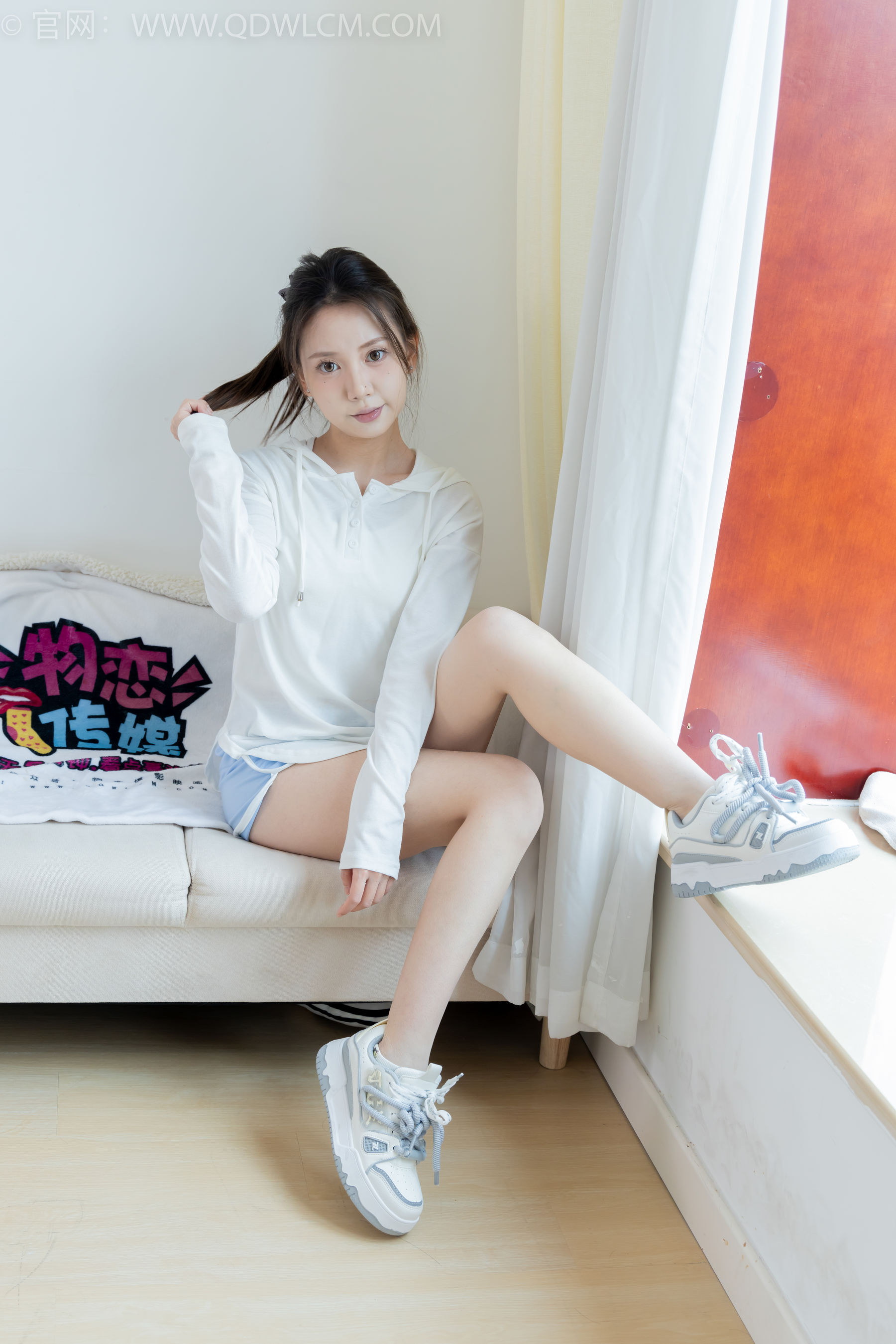 物恋传媒 No.2348 小曦 - 板鞋、白棉袜、裸足/(155P)