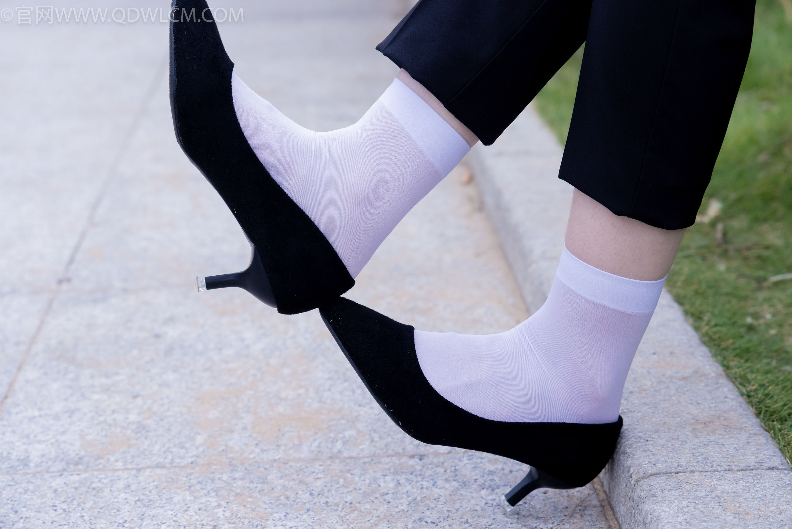 物恋传媒 No.2337 小酒 - 高跟鞋、短黑丝、短白丝/(315P)