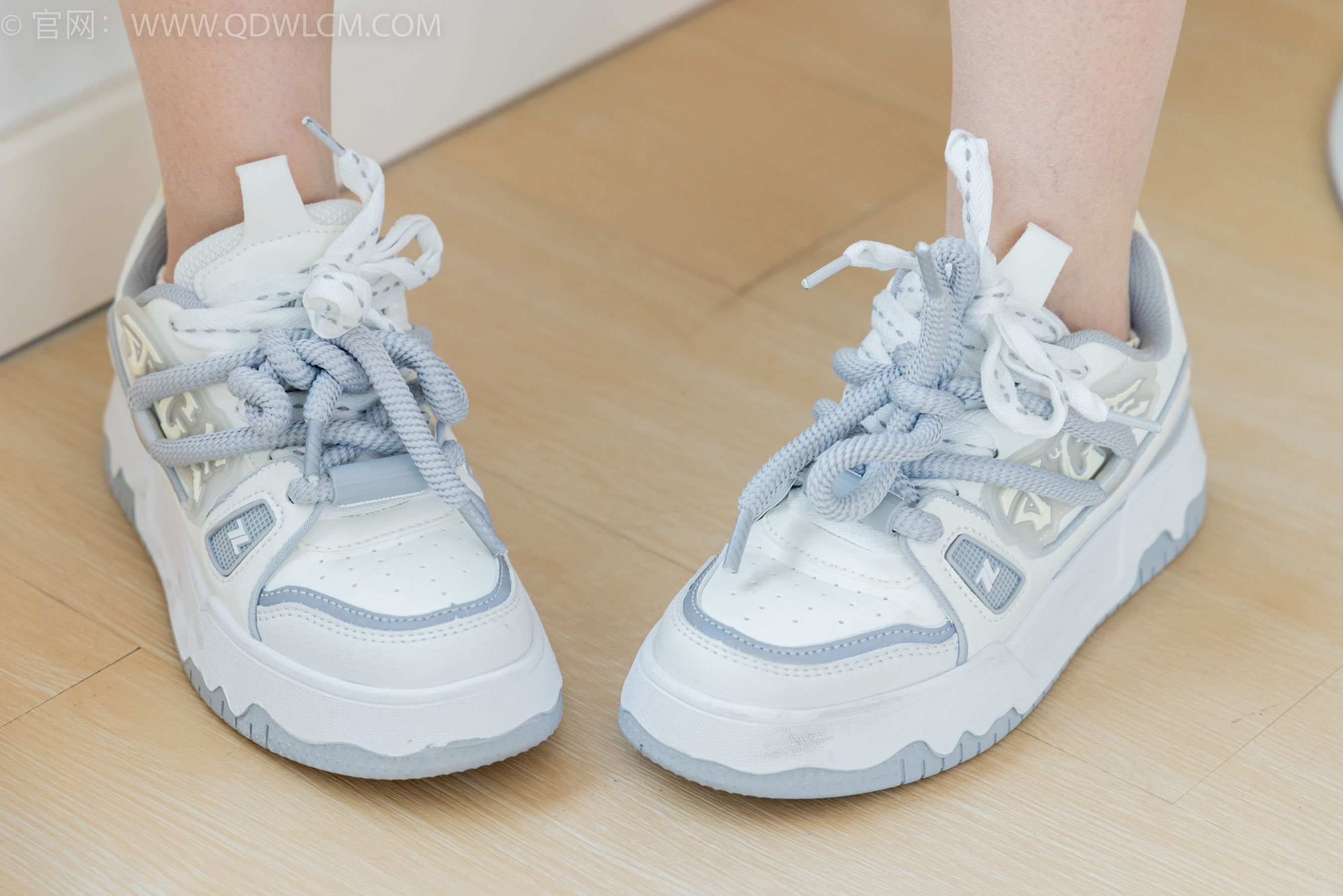 物恋传媒 No.2348 小曦 - 板鞋、白棉袜、裸足/(155P)