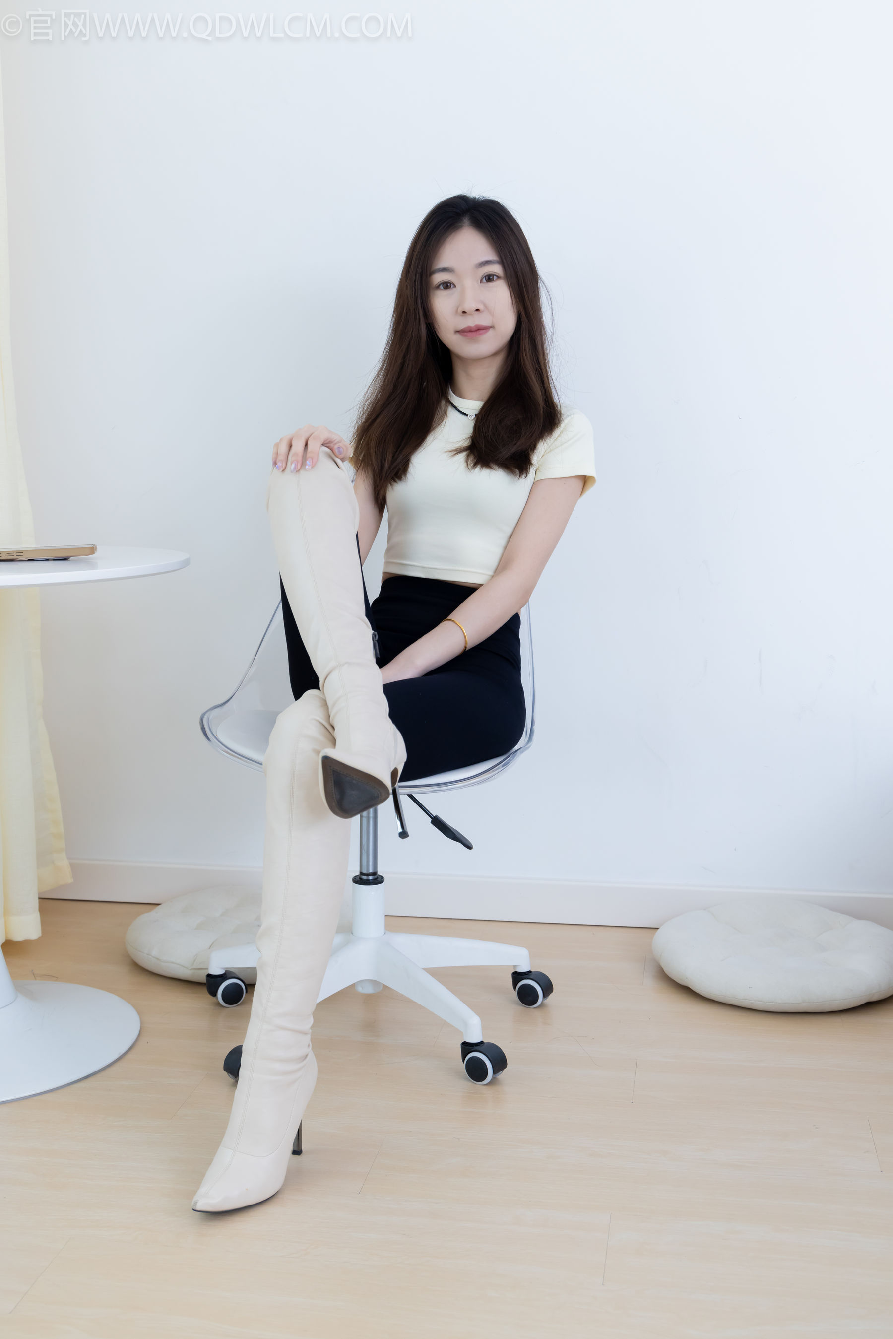 物恋传媒 No.2339 婷婷 - 长靴、白棉袜、裸足/(175P)