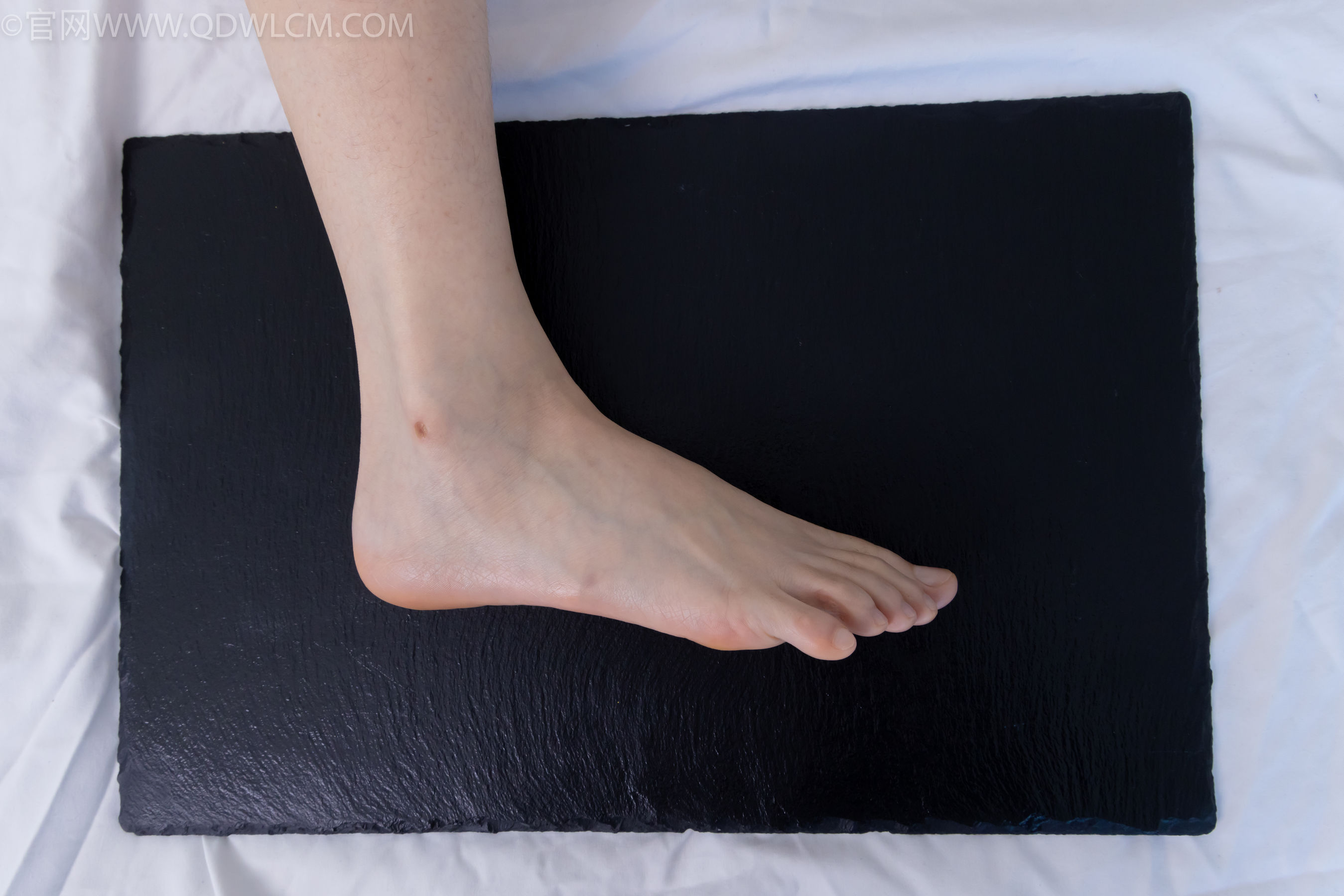 物恋传媒 No.2331 菜菜 - 高跟鞋、薄黑丝、裸足/(352P)