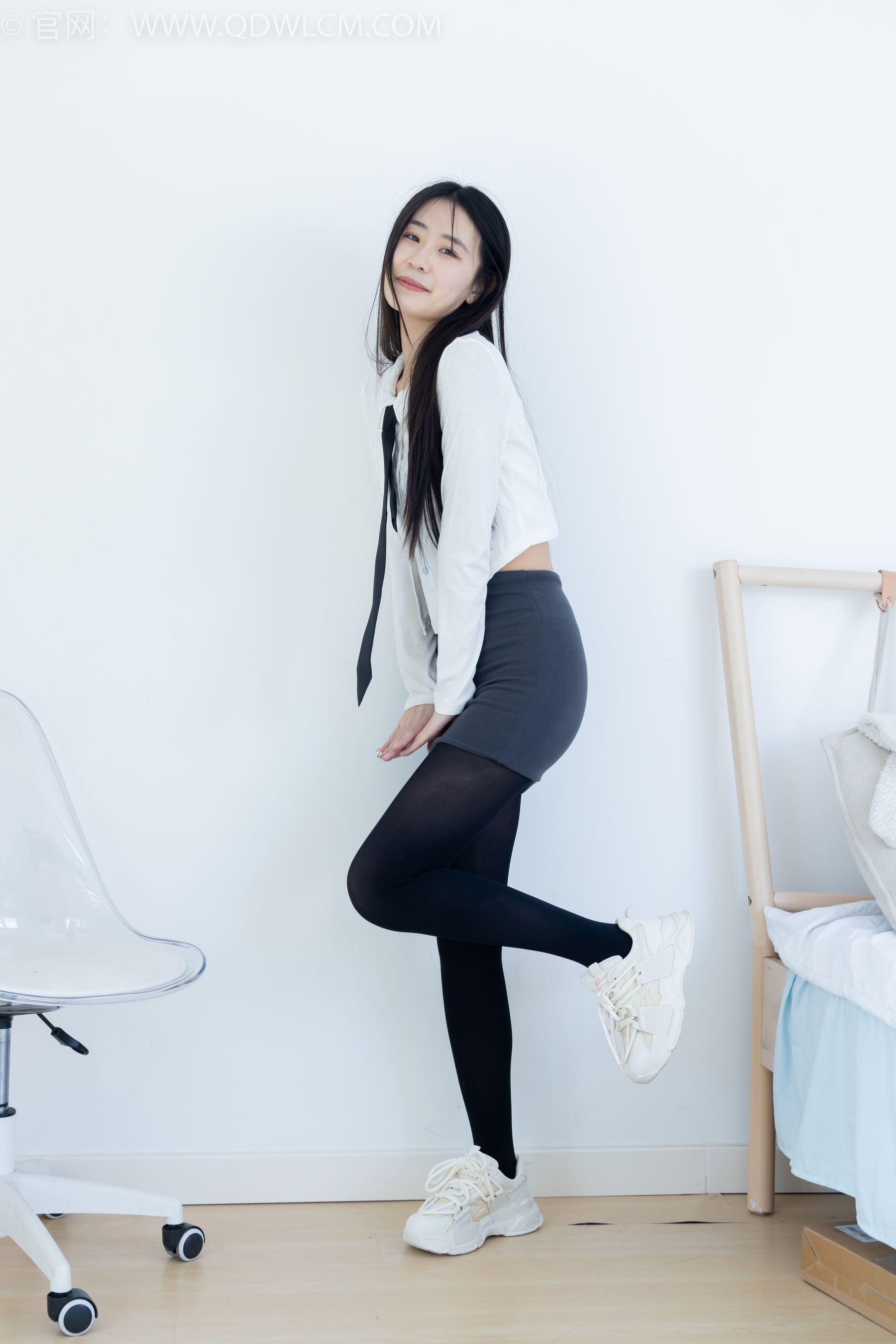 物恋传媒 No.2346 菜菜 - 运动鞋、厚黑丝、裸足/(167P)