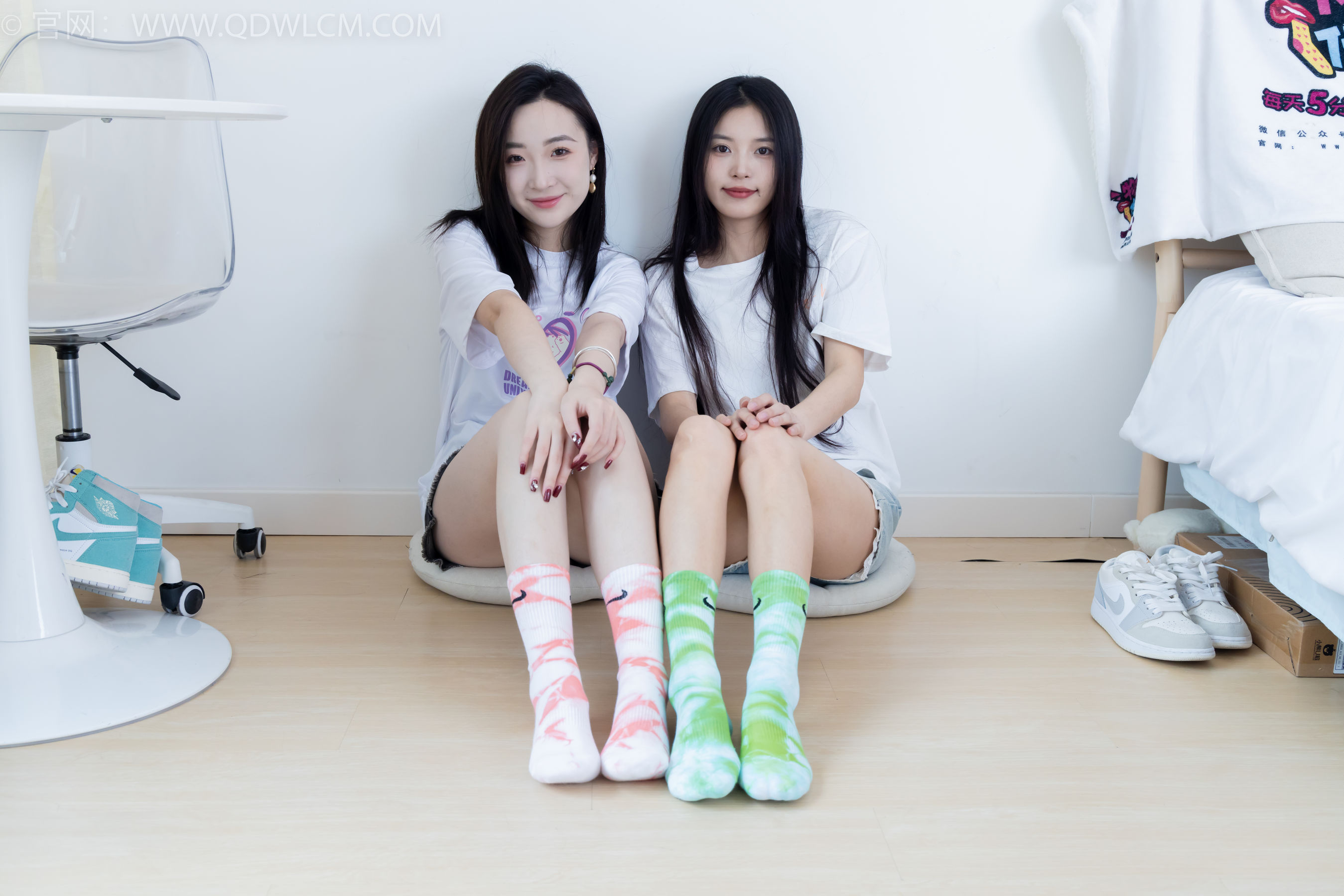 物恋传媒 No.2345 茯苓&恬恬 - 两双板鞋、红棉袜、绿棉袜、裸足/(165P)