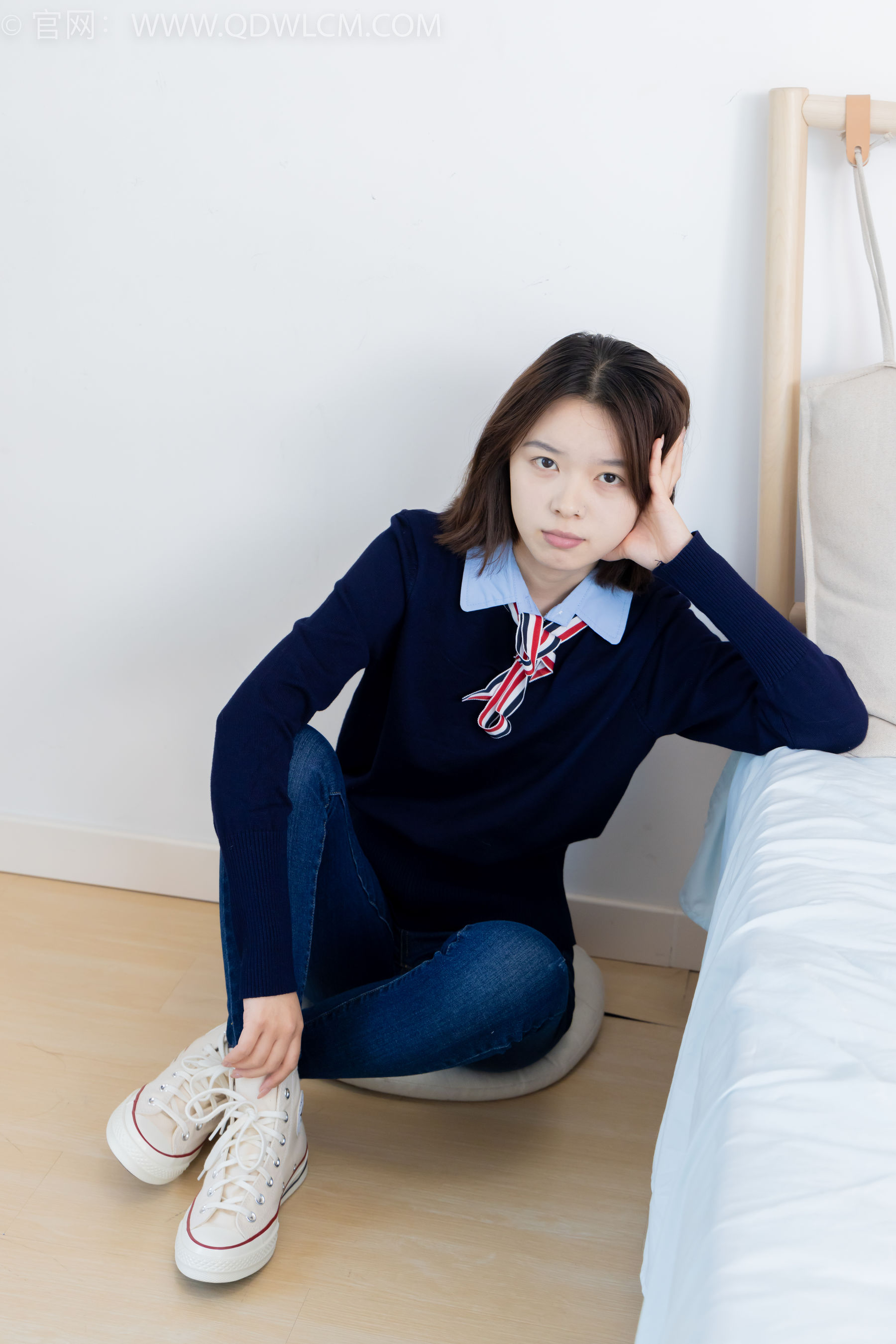 物恋传媒 No.2354 小悦 - 帆布鞋、白棉袜、裸足/(150P)