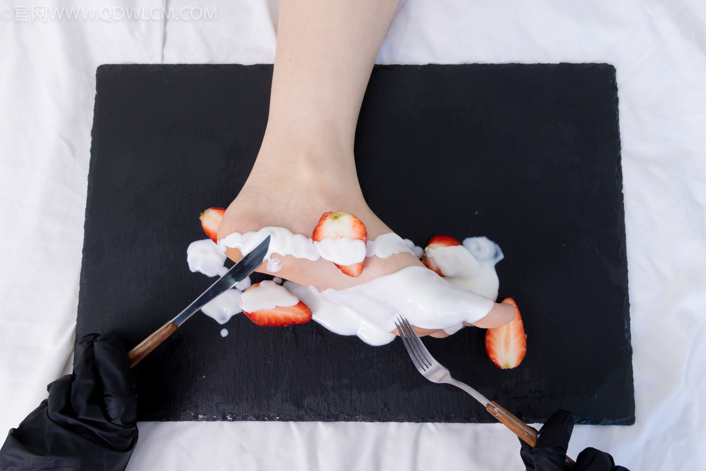 物恋传媒 No.2331 菜菜 - 高跟鞋、薄黑丝、裸足/(352P)