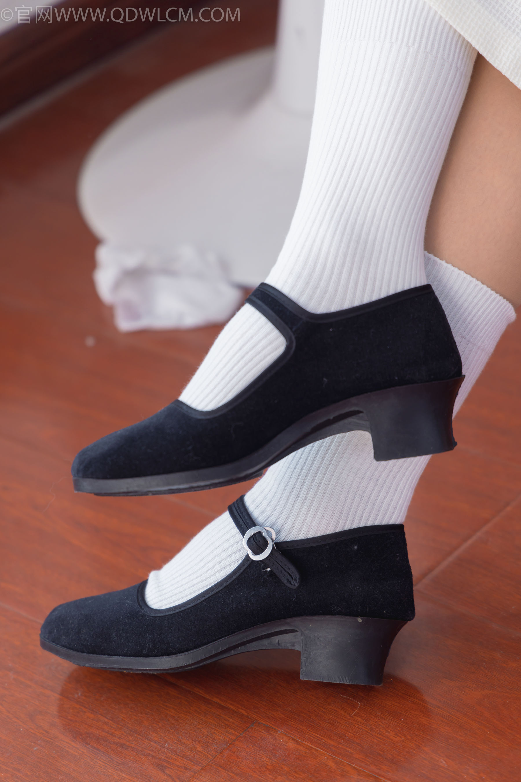 物恋传媒 No.2335 美兔 - 布鞋、长靴、白棉袜、薄肉丝/(227P)