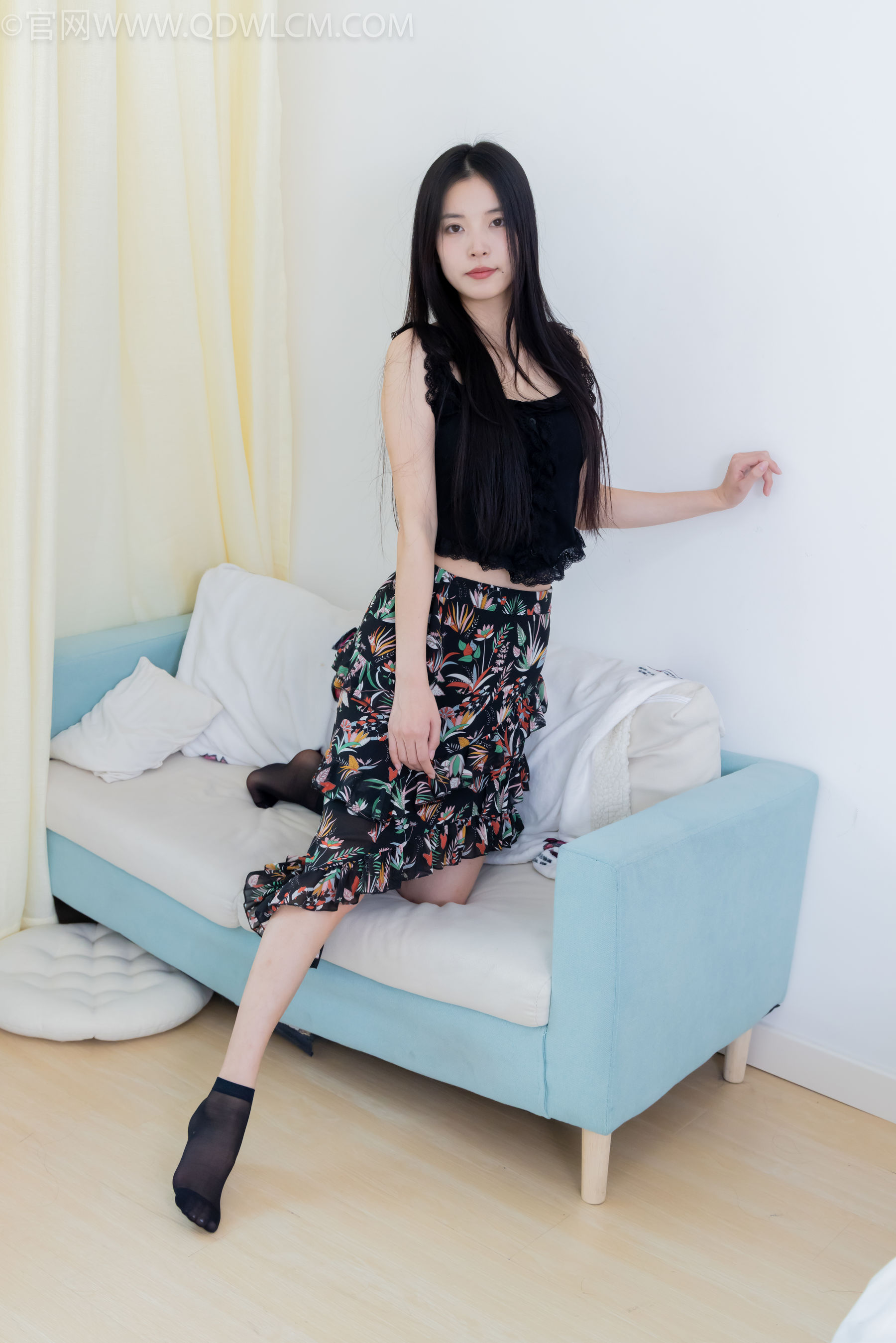 物恋传媒 No.2332 茯苓 - 短靴、短黑丝、裸足/(184P)