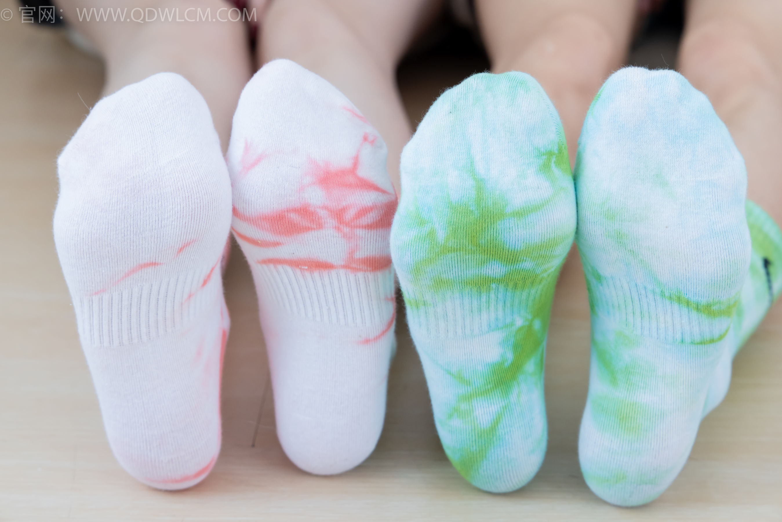 物恋传媒 No.2345 茯苓&恬恬 - 两双板鞋、红棉袜、绿棉袜、裸足/(165P)