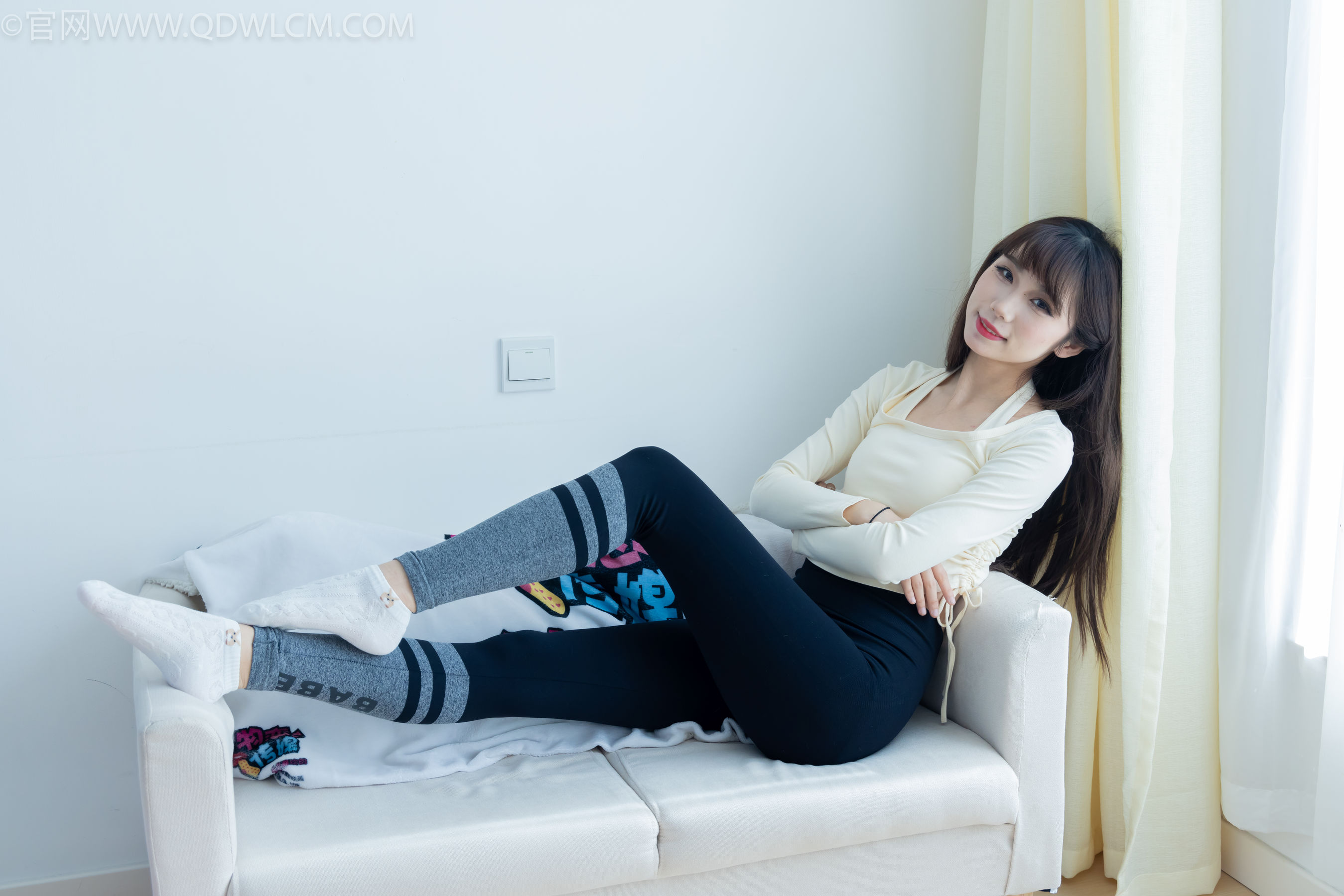 物恋传媒 No.2326 泡泡 - 高跟长靴、白棉袜、裸足/(184P)