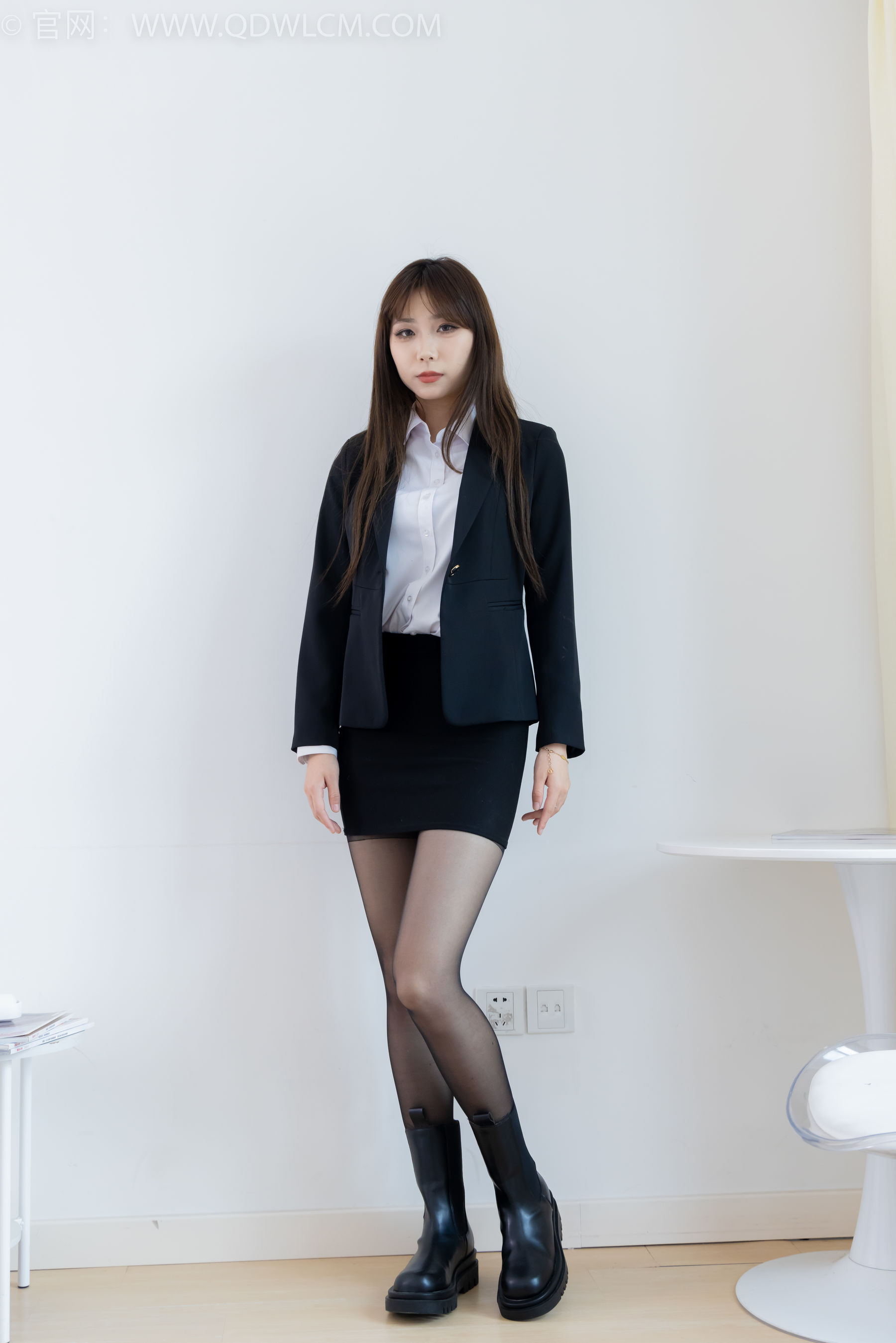 物恋传媒 No.2344 泡泡 - 短靴、薄黑丝、ol制服、高冷不笑御姐版/(150P)