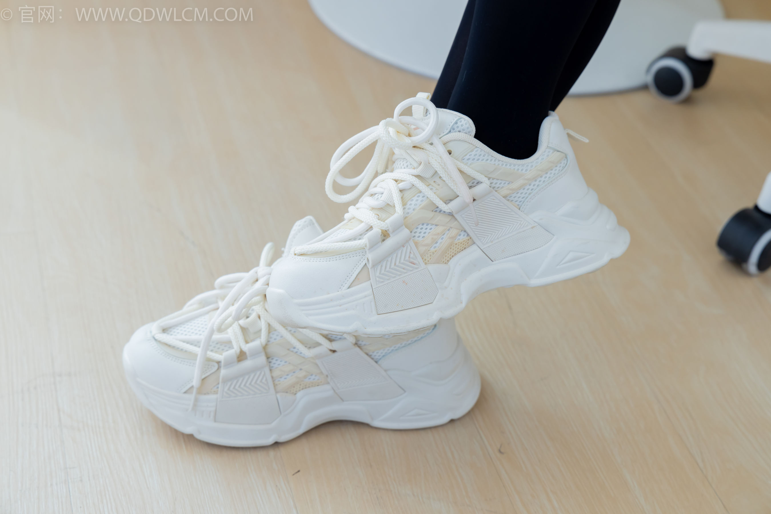 物恋传媒 No.2346 菜菜 - 运动鞋、厚黑丝、裸足/(167P)