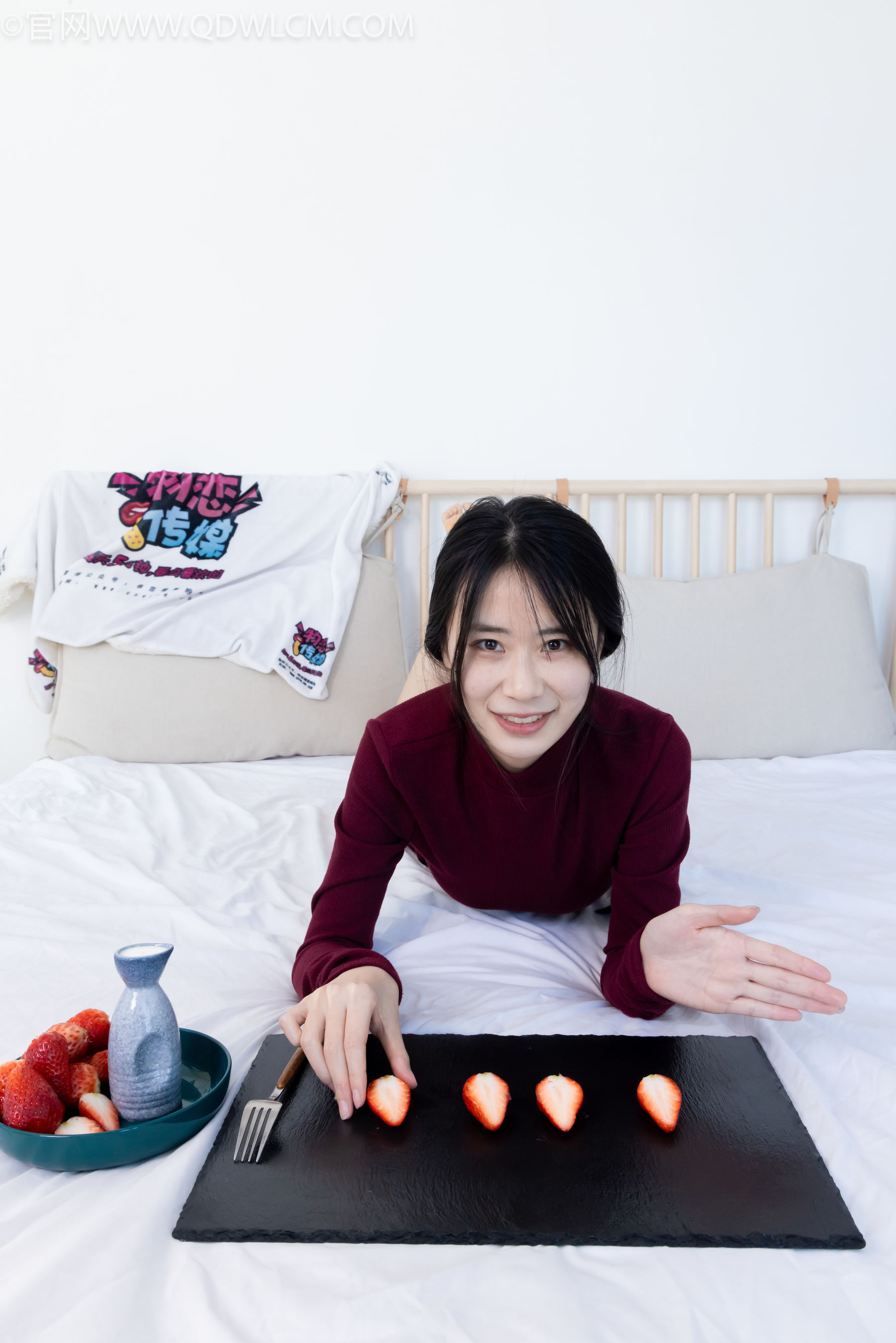 物恋传媒 No.2331 菜菜 - 高跟鞋、薄黑丝、裸足/(352P)