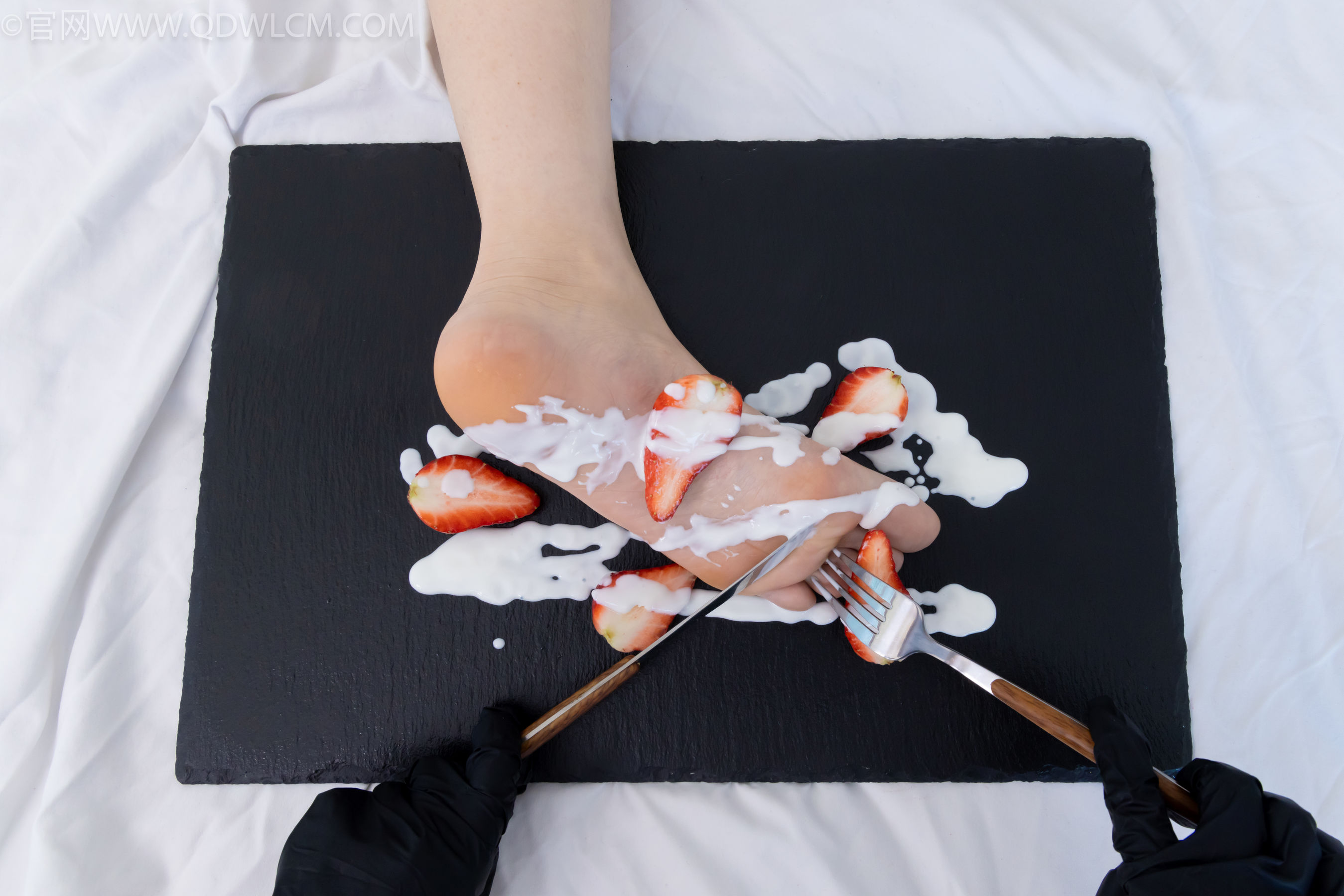 物恋传媒 No.2331 菜菜 - 高跟鞋、薄黑丝、裸足/(352P)