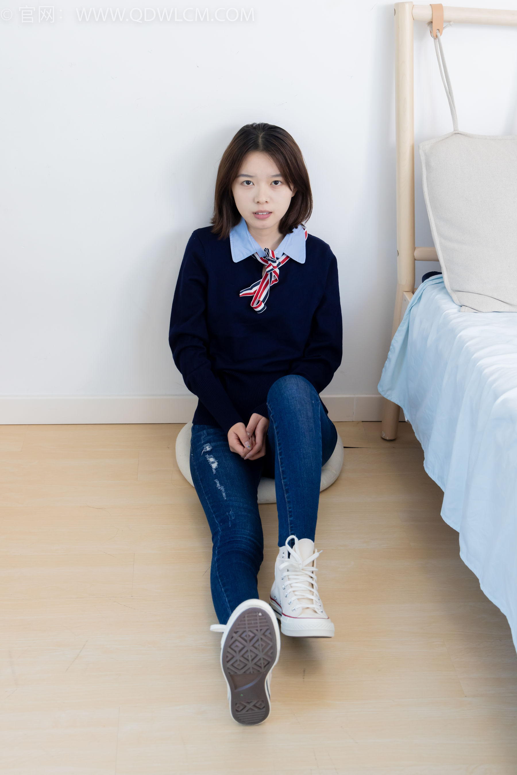 物恋传媒 No.2354 小悦 - 帆布鞋、白棉袜、裸足/(150P)