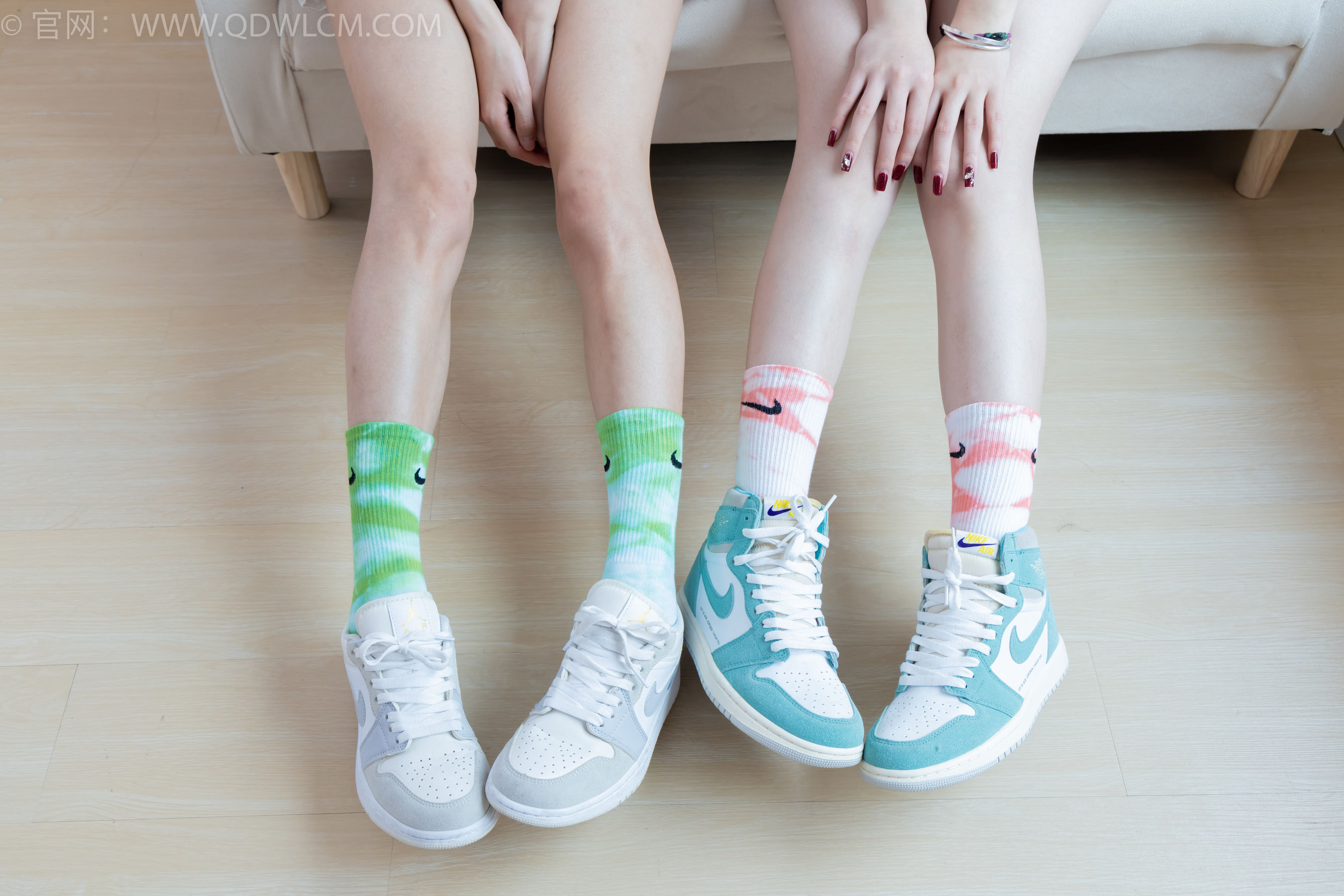 物恋传媒 No.2345 茯苓&恬恬 - 两双板鞋、红棉袜、绿棉袜、裸足/(165P)