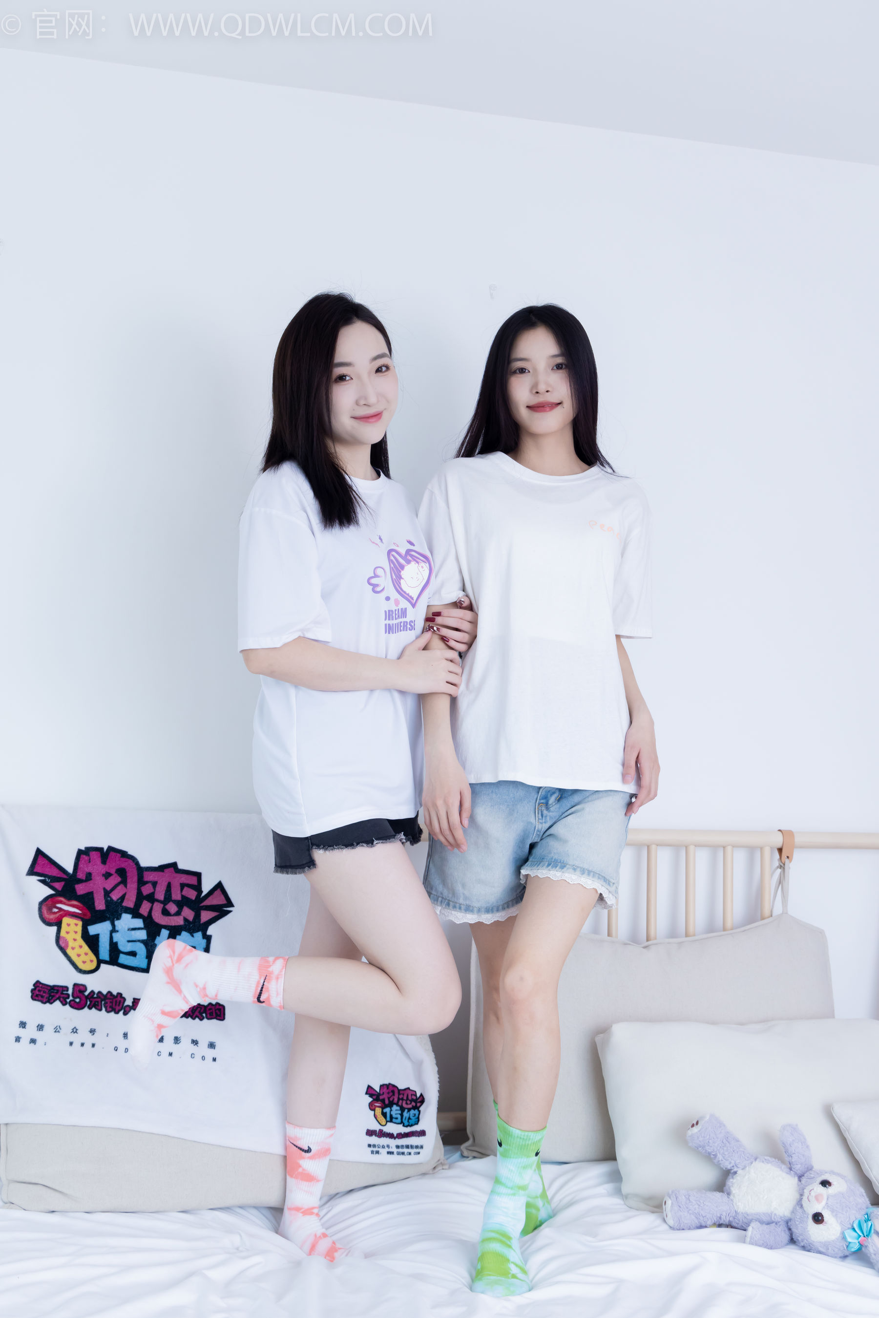 物恋传媒 No.2345 茯苓&恬恬 - 两双板鞋、红棉袜、绿棉袜、裸足/(165P)