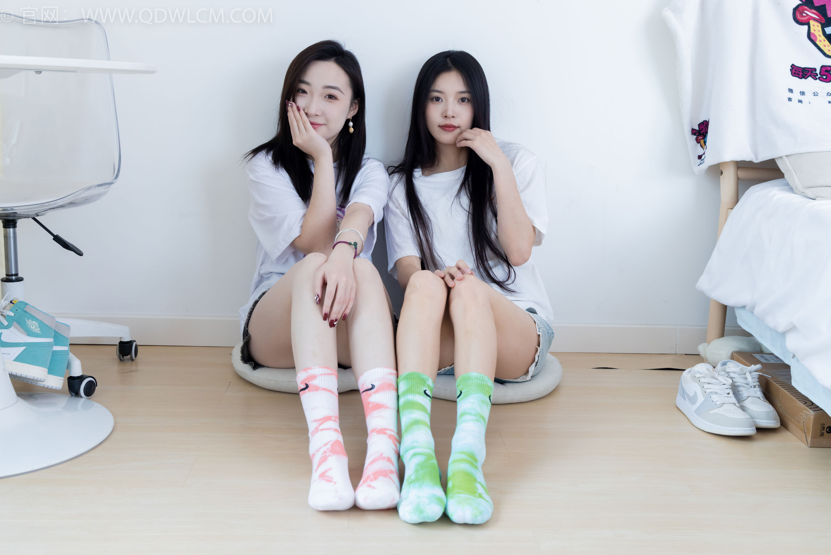 物恋传媒 No.2345 茯苓&恬恬 - 两双板鞋、红棉袜、绿棉袜、裸足/(165P)