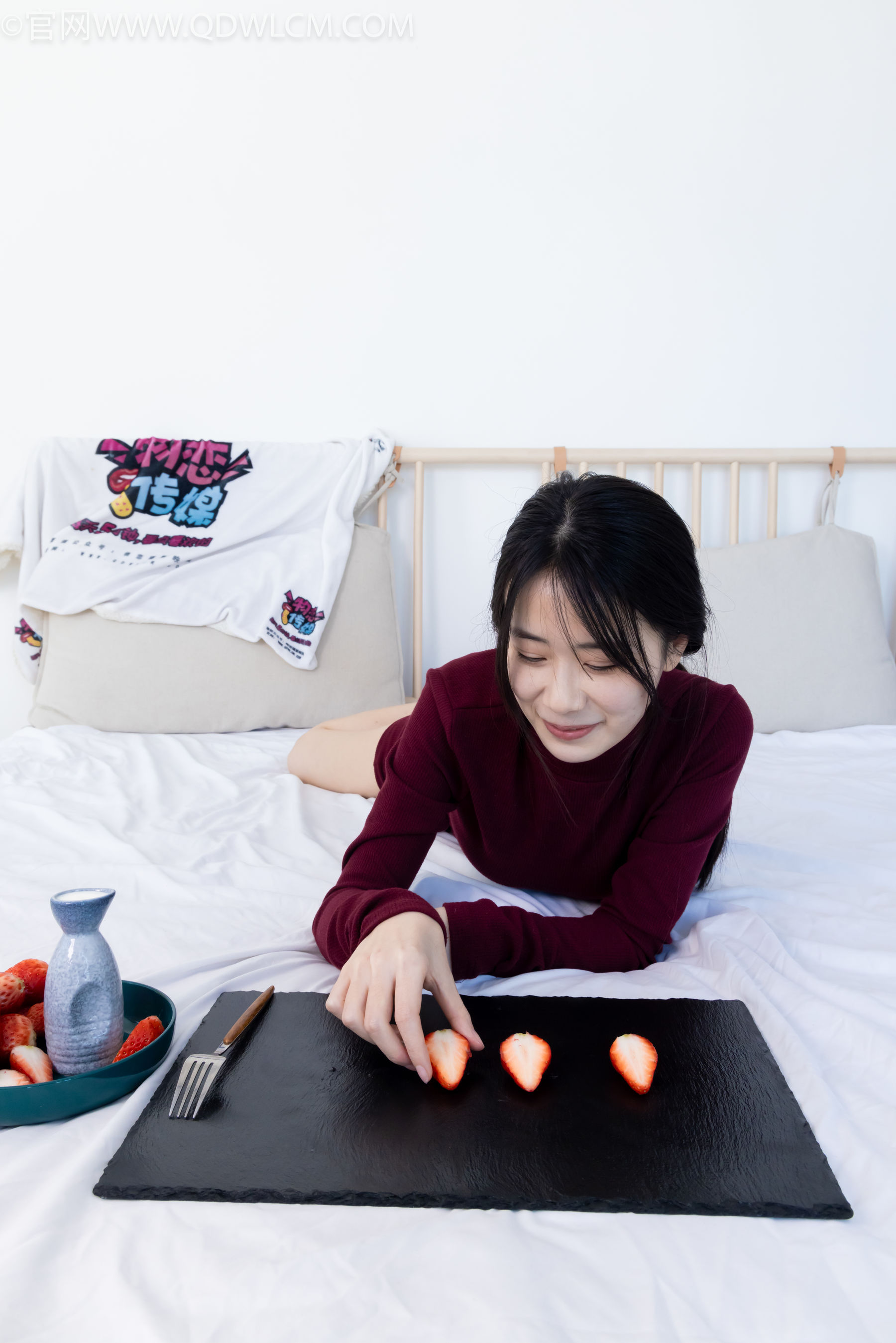 物恋传媒 No.2331 菜菜 - 高跟鞋、薄黑丝、裸足/(352P)