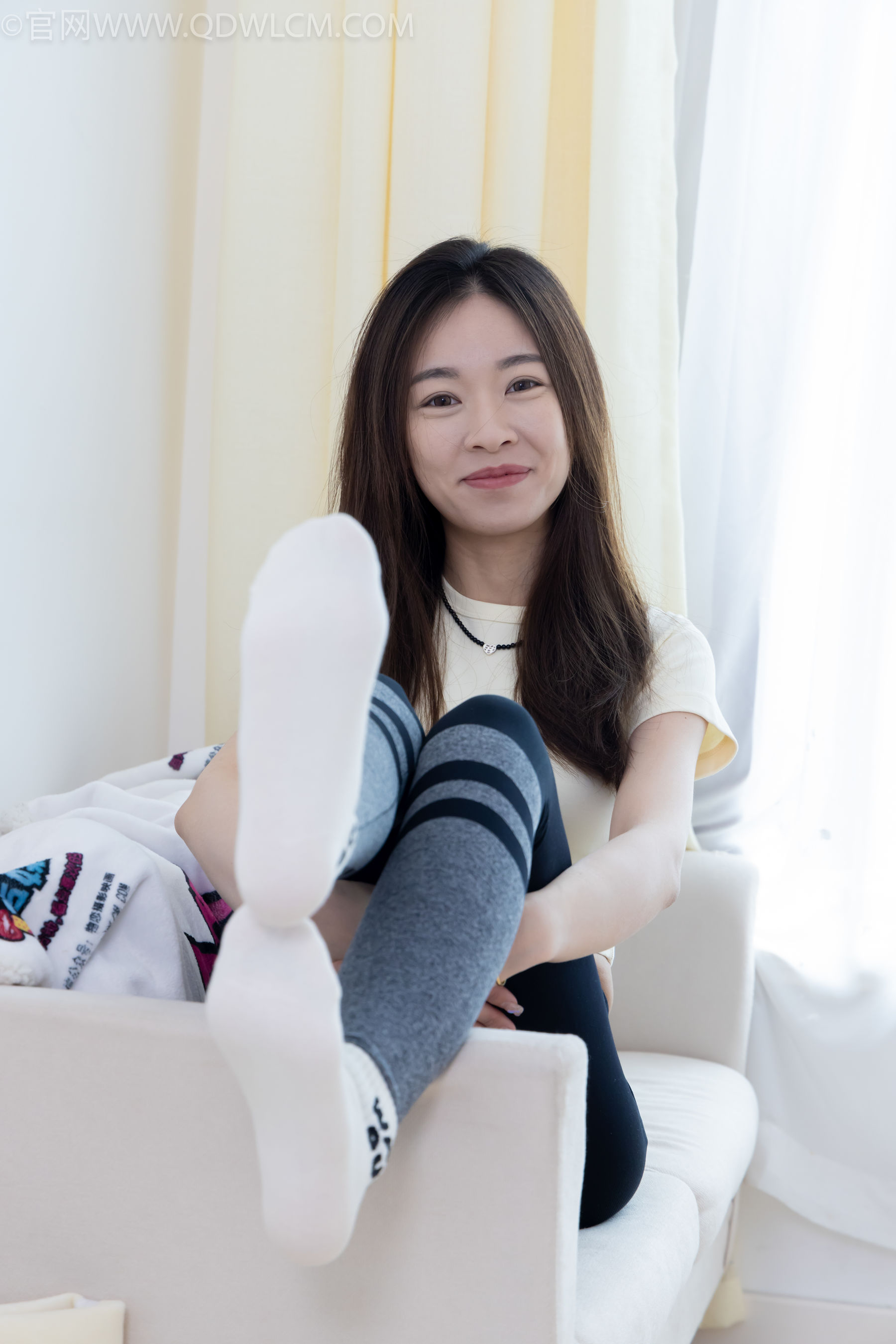 物恋传媒 No.2339 婷婷 - 长靴、白棉袜、裸足/(175P)