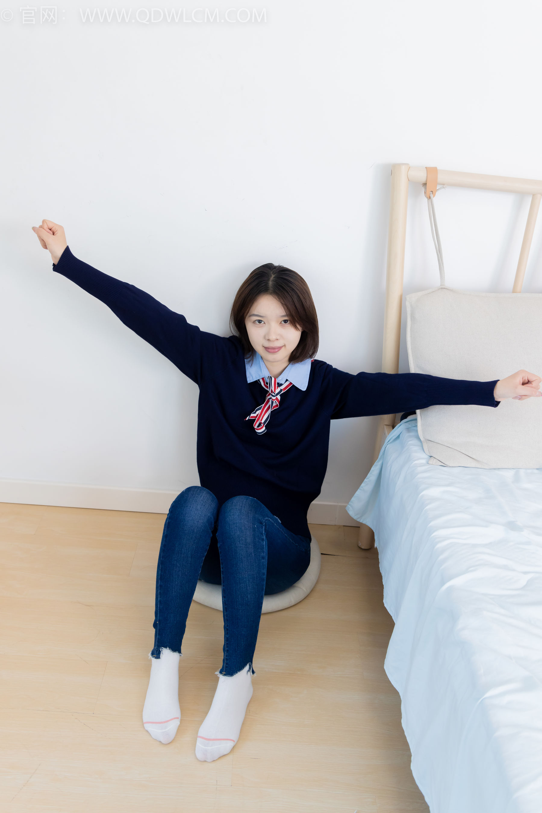 物恋传媒 No.2354 小悦 - 帆布鞋、白棉袜、裸足/(150P)