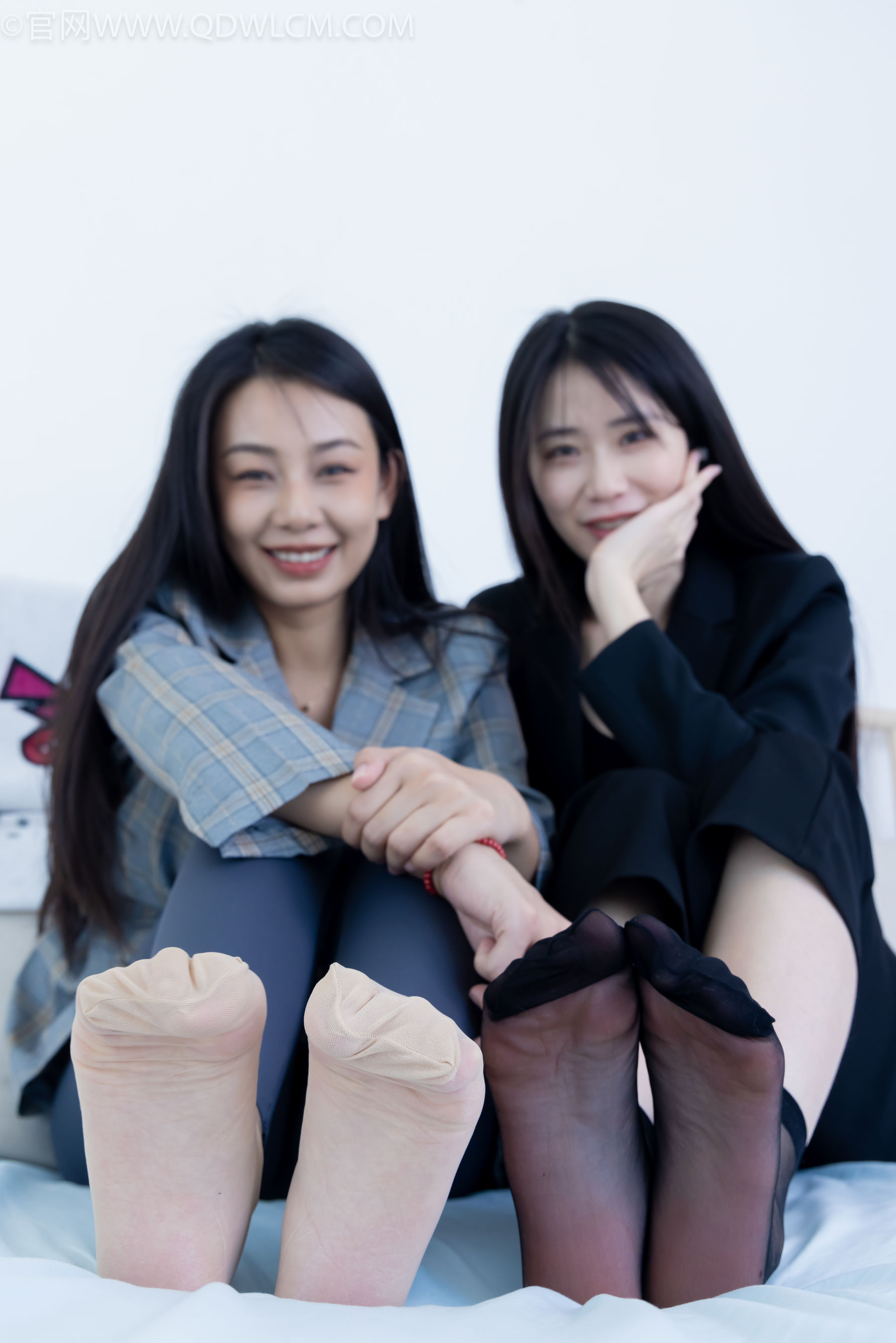 物恋传媒 No.2338 菜菜&岚岚 - 两双平底鞋、短黑丝、短肉丝/(169P)