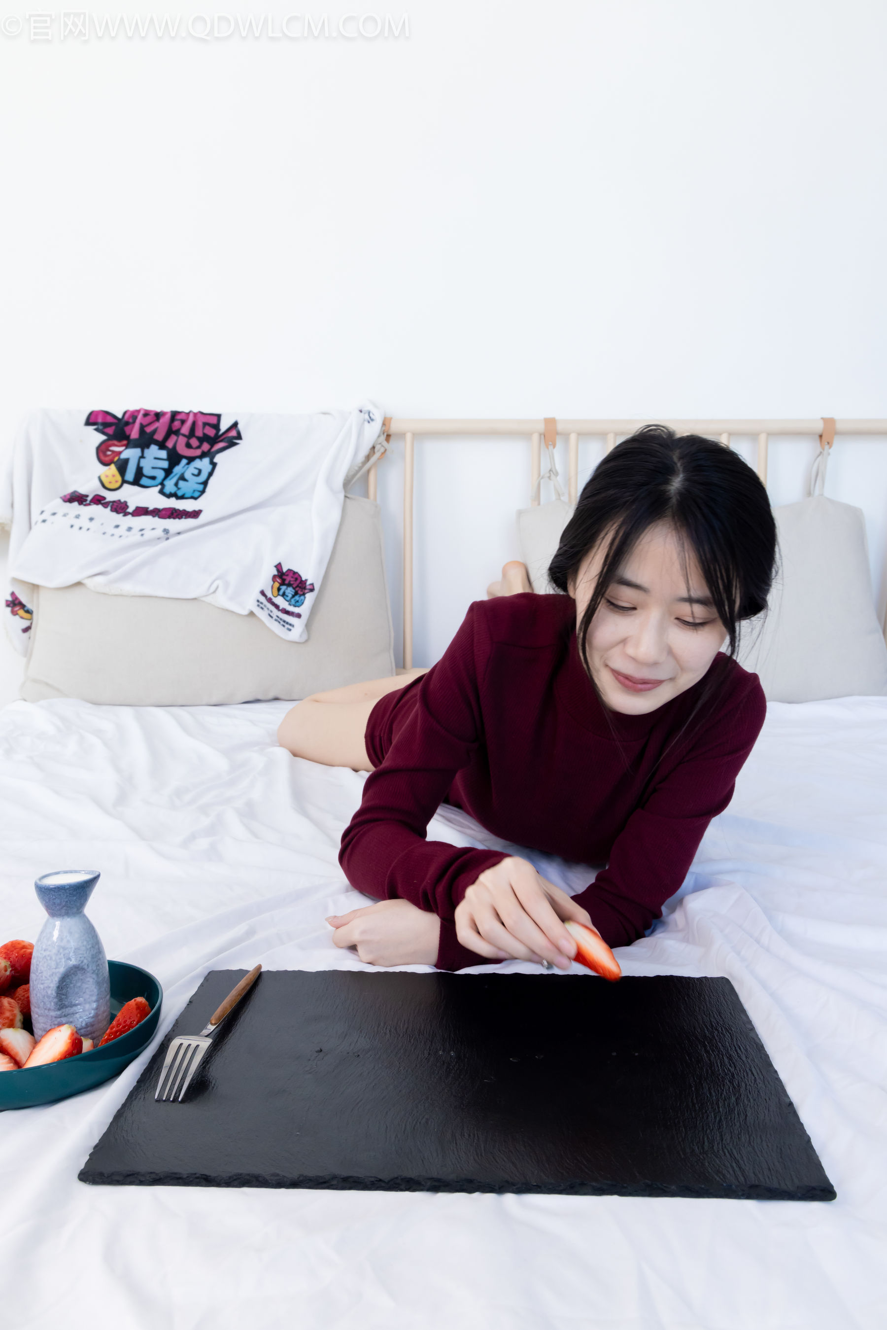 物恋传媒 No.2331 菜菜 - 高跟鞋、薄黑丝、裸足/(352P)