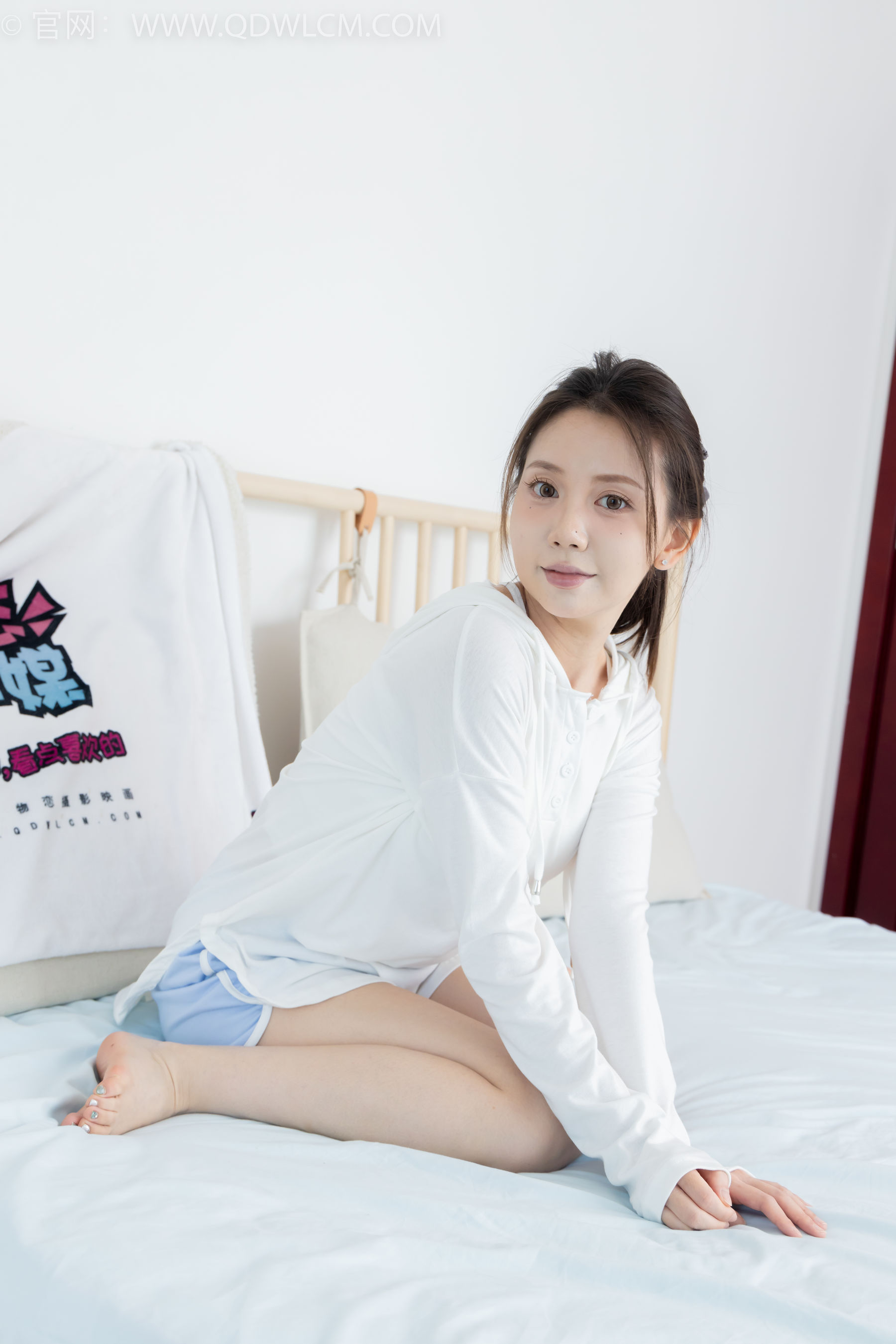 物恋传媒 No.2348 小曦 - 板鞋、白棉袜、裸足/(155P)