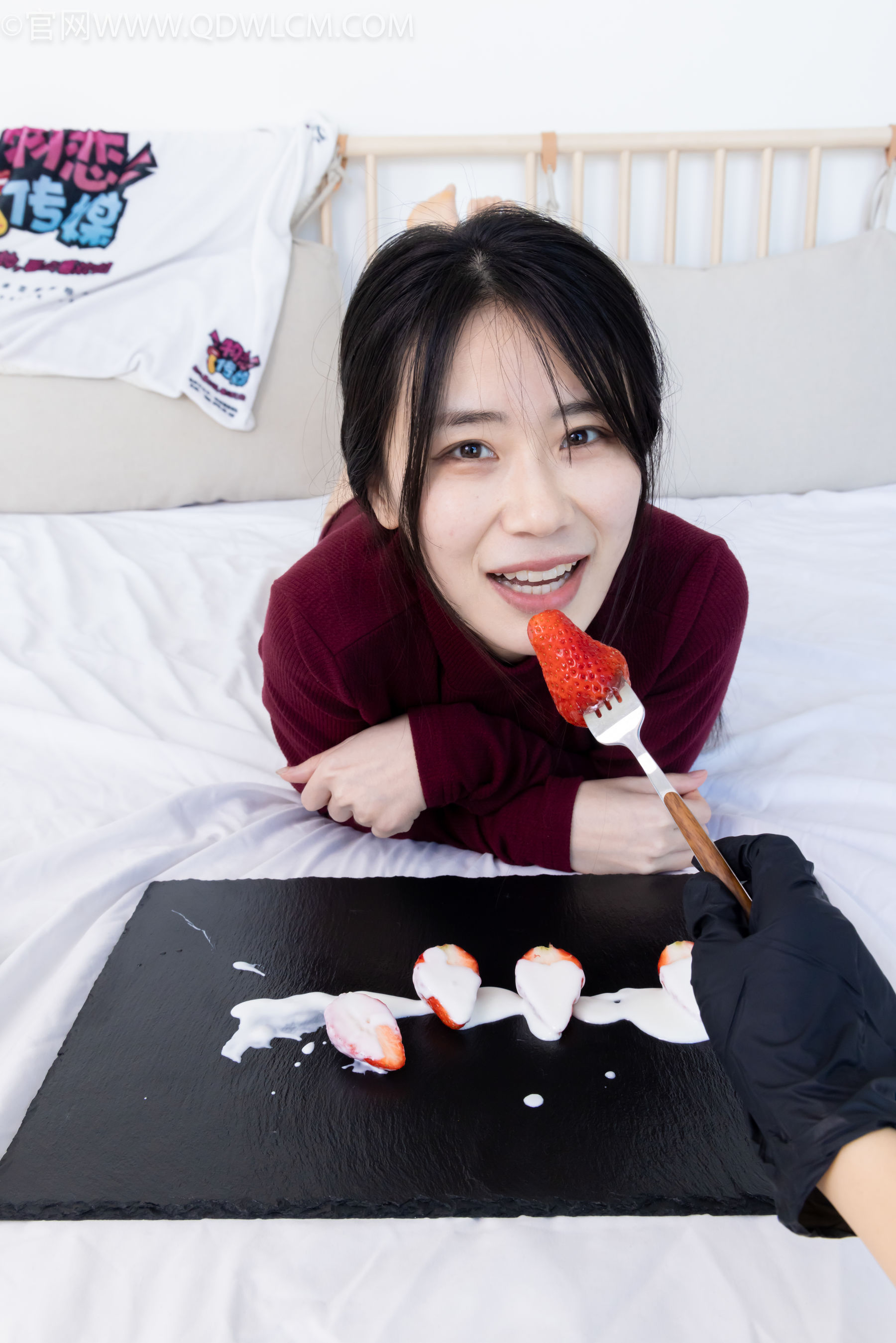 物恋传媒 No.2331 菜菜 - 高跟鞋、薄黑丝、裸足/(352P)