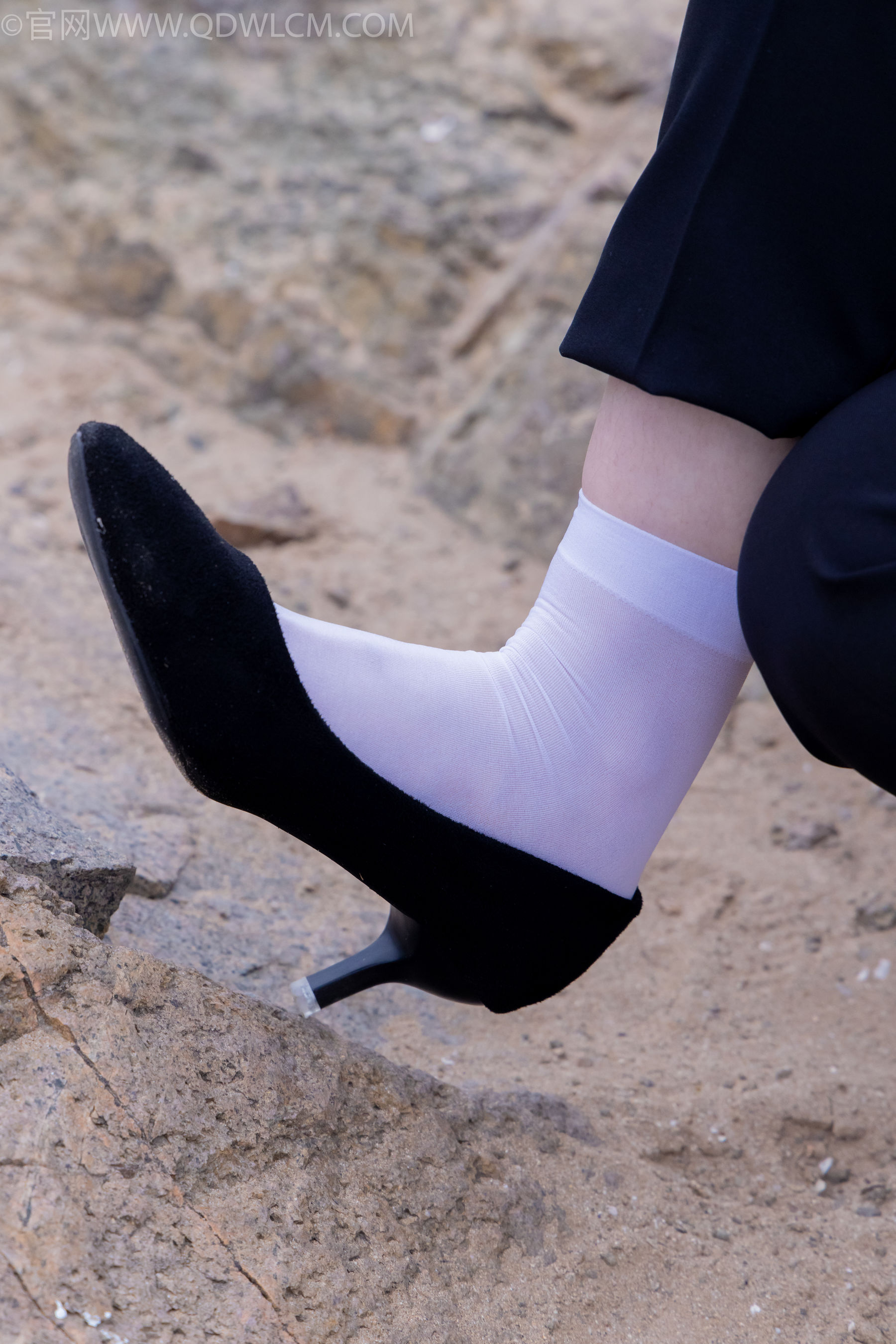 物恋传媒 No.2337 小酒 - 高跟鞋、短黑丝、短白丝/(315P)