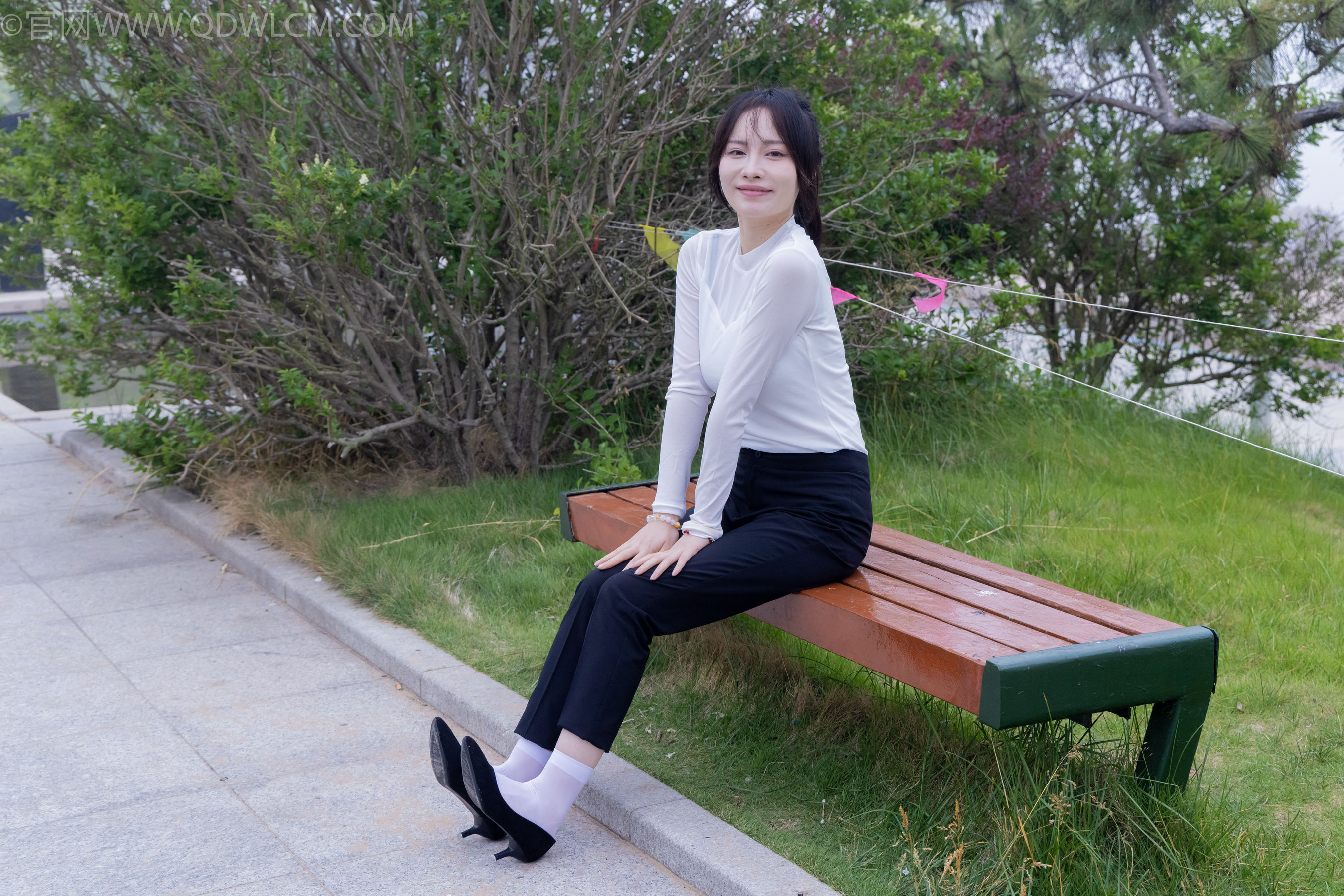 物恋传媒 No.2337 小酒 - 高跟鞋、短黑丝、短白丝/(315P)