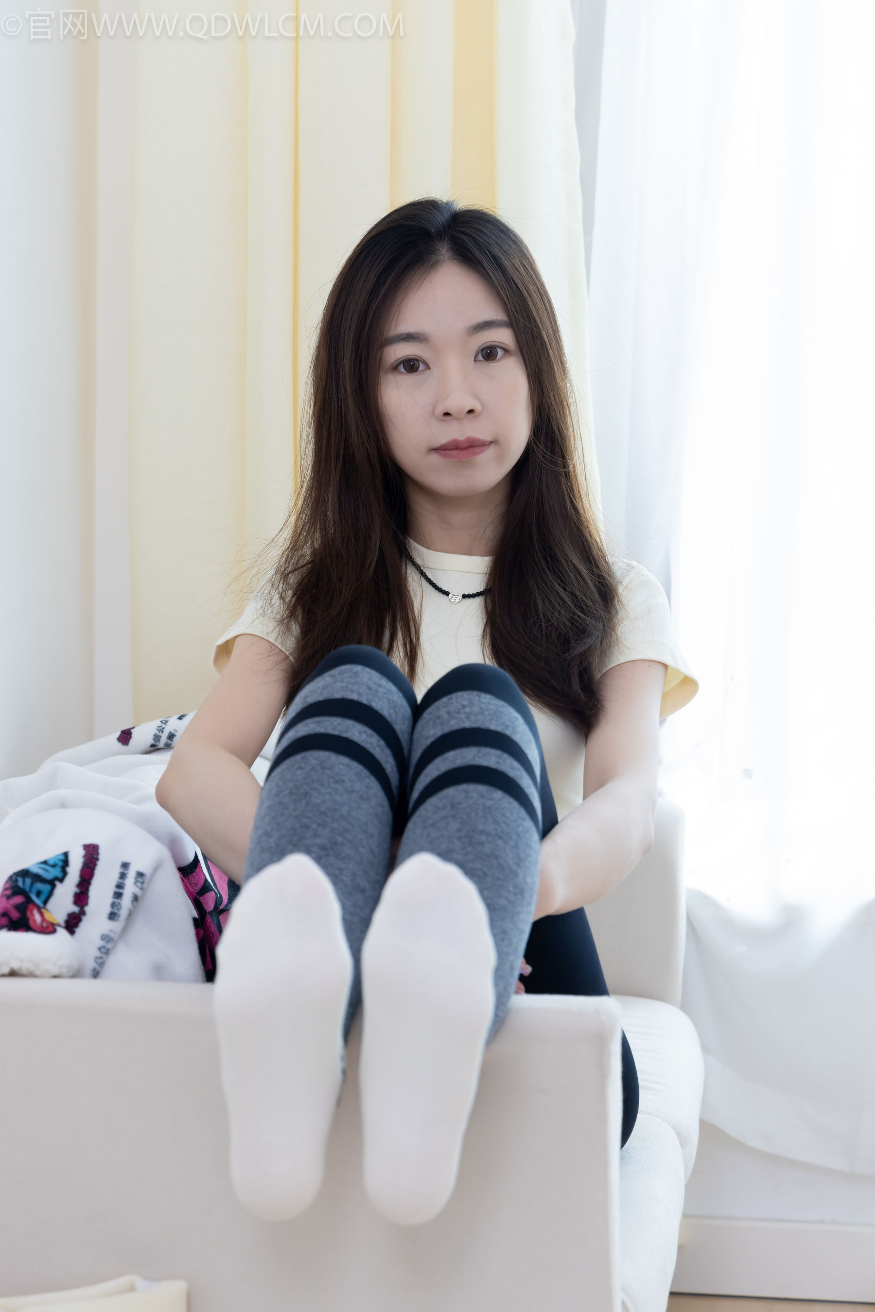 物恋传媒 No.2339 婷婷 - 长靴、白棉袜、裸足/(175P)