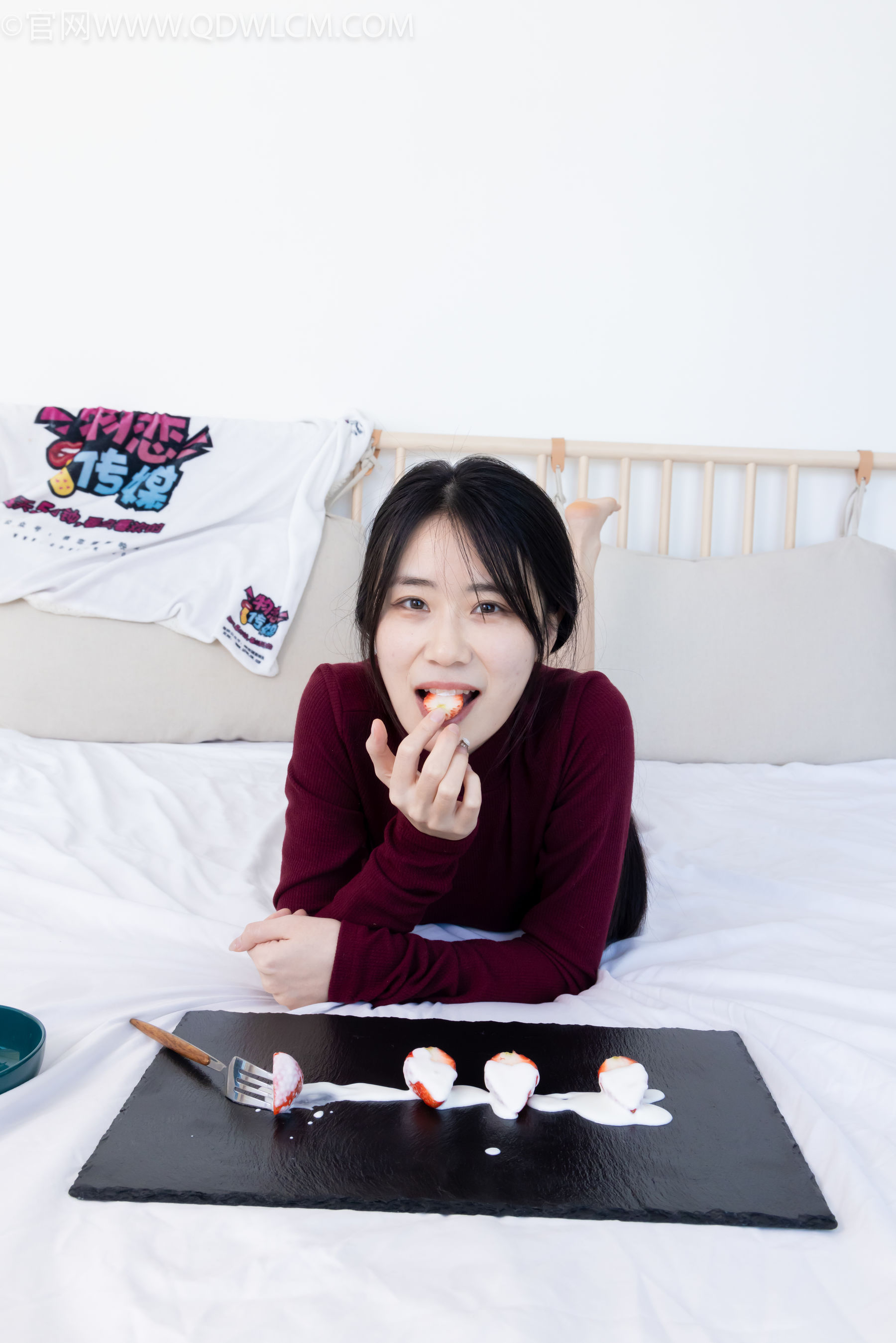 物恋传媒 No.2331 菜菜 - 高跟鞋、薄黑丝、裸足/(352P)