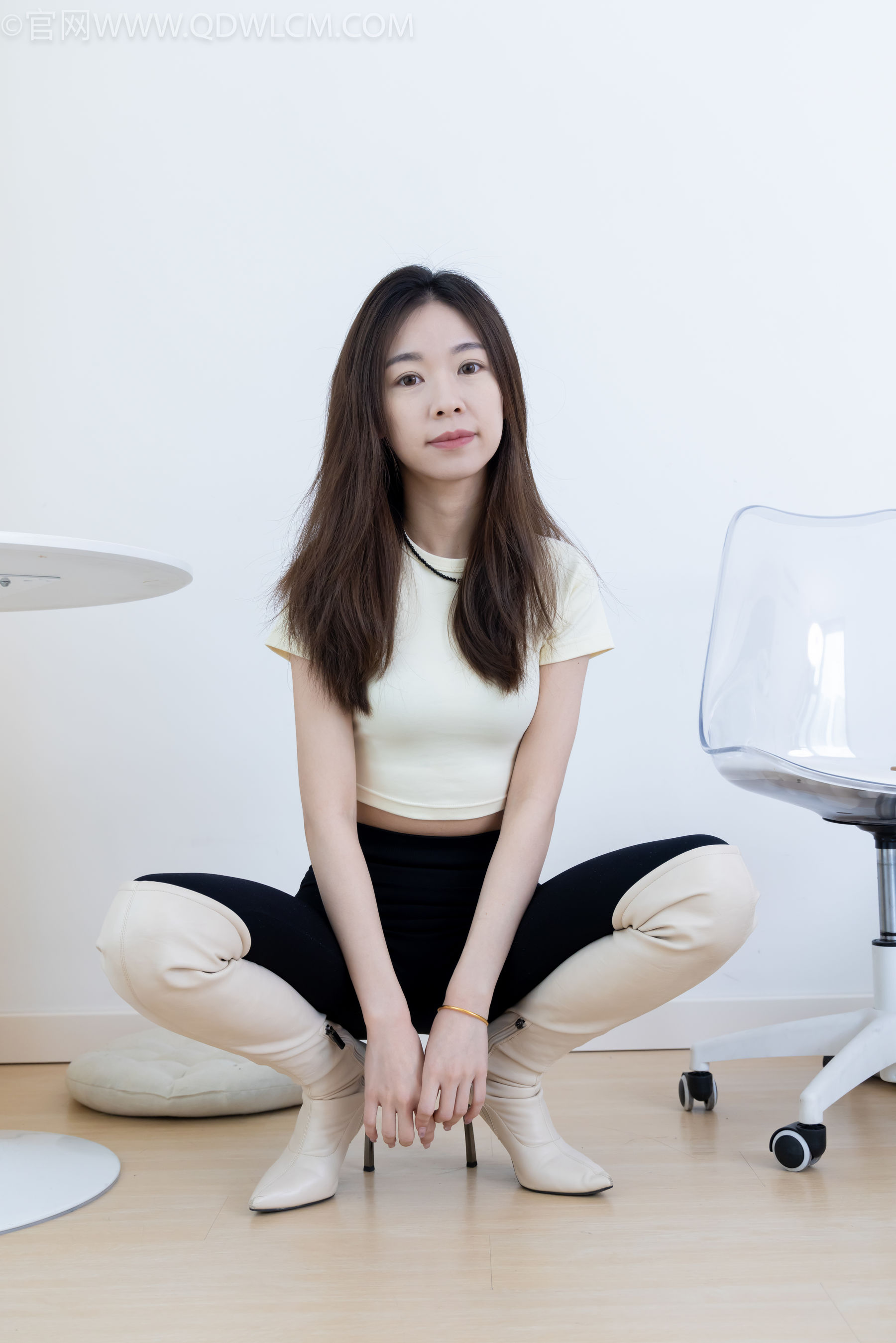 物恋传媒 No.2339 婷婷 - 长靴、白棉袜、裸足/(175P)