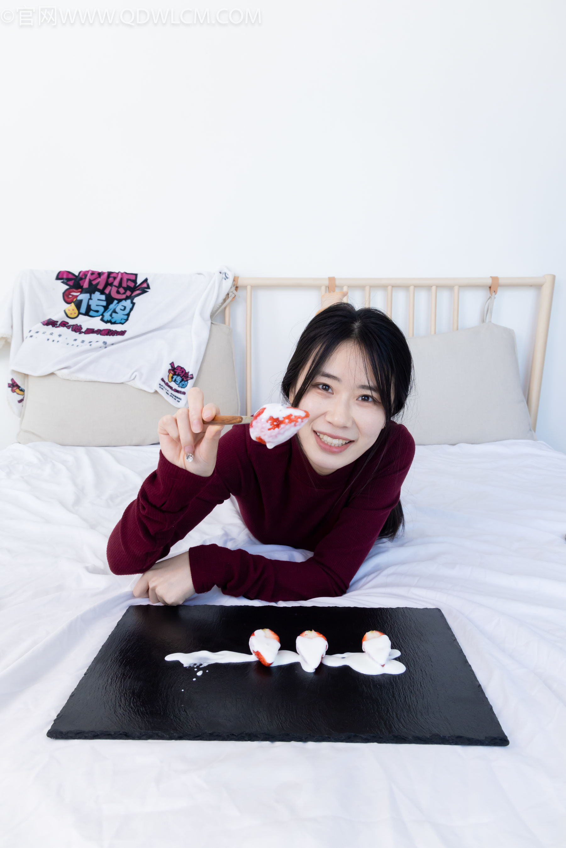 物恋传媒 No.2331 菜菜 - 高跟鞋、薄黑丝、裸足/(352P)