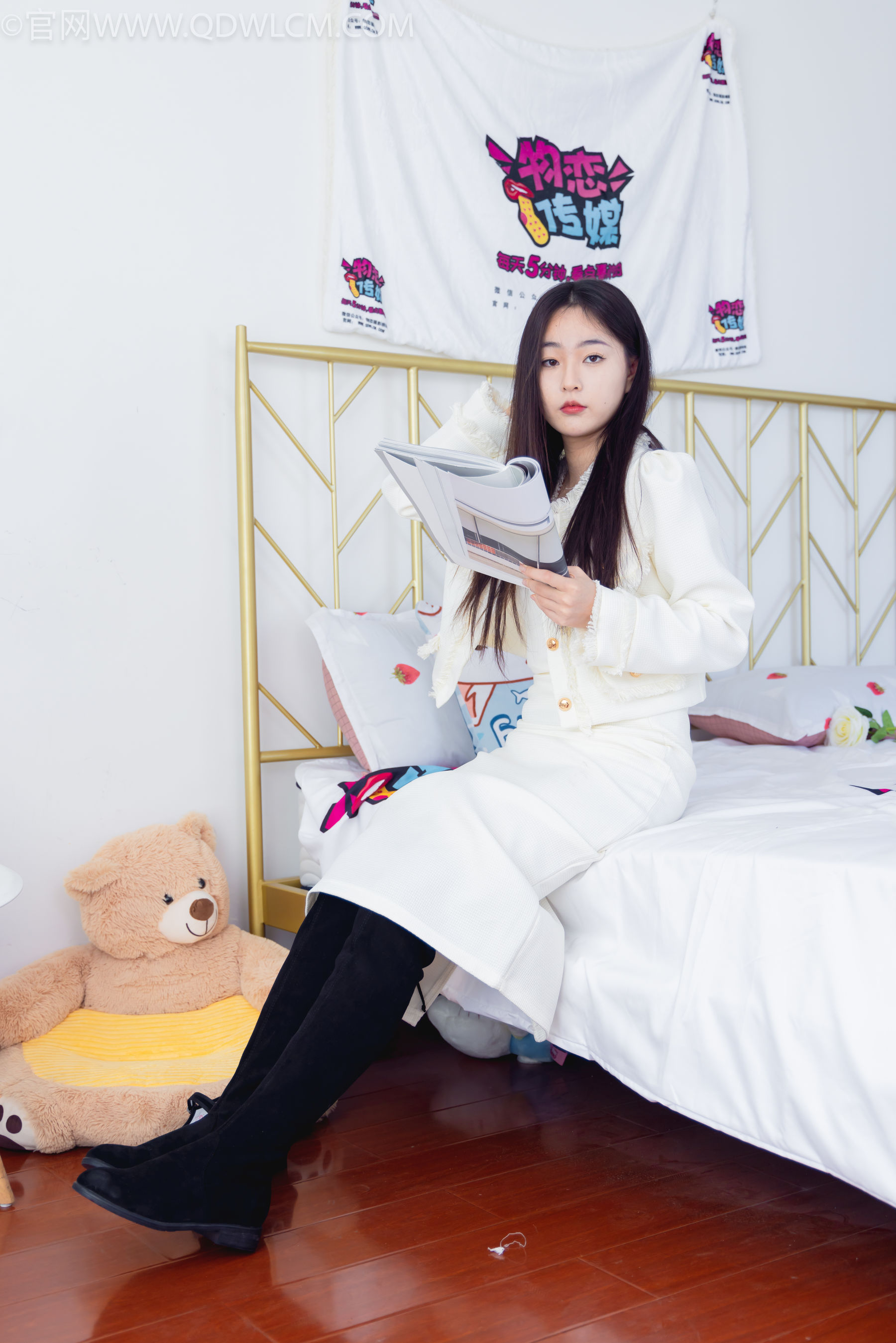 物恋传媒 No.2335 美兔 - 布鞋、长靴、白棉袜、薄肉丝/(227P)