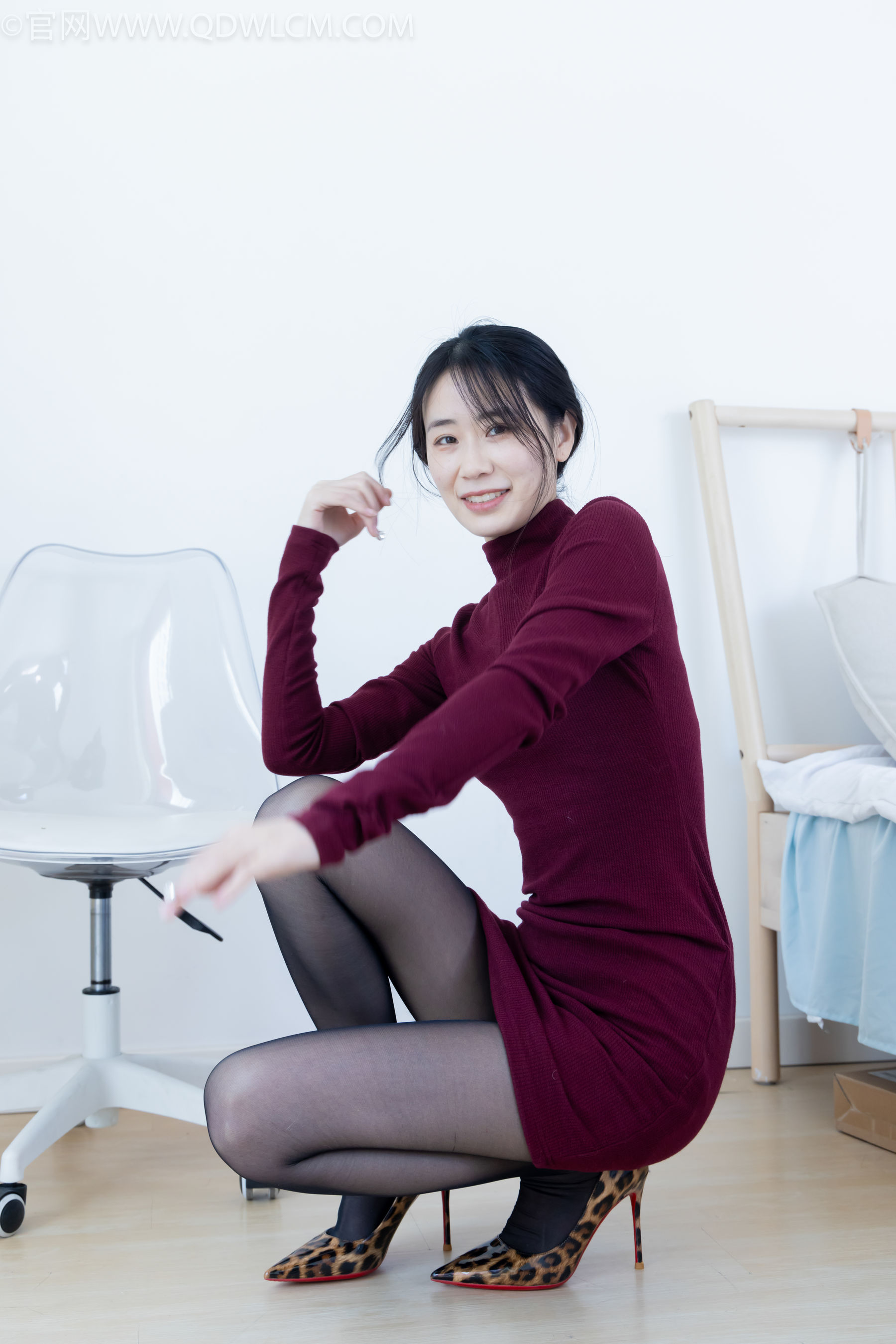 物恋传媒 No.2331 菜菜 - 高跟鞋、薄黑丝、裸足/(352P)