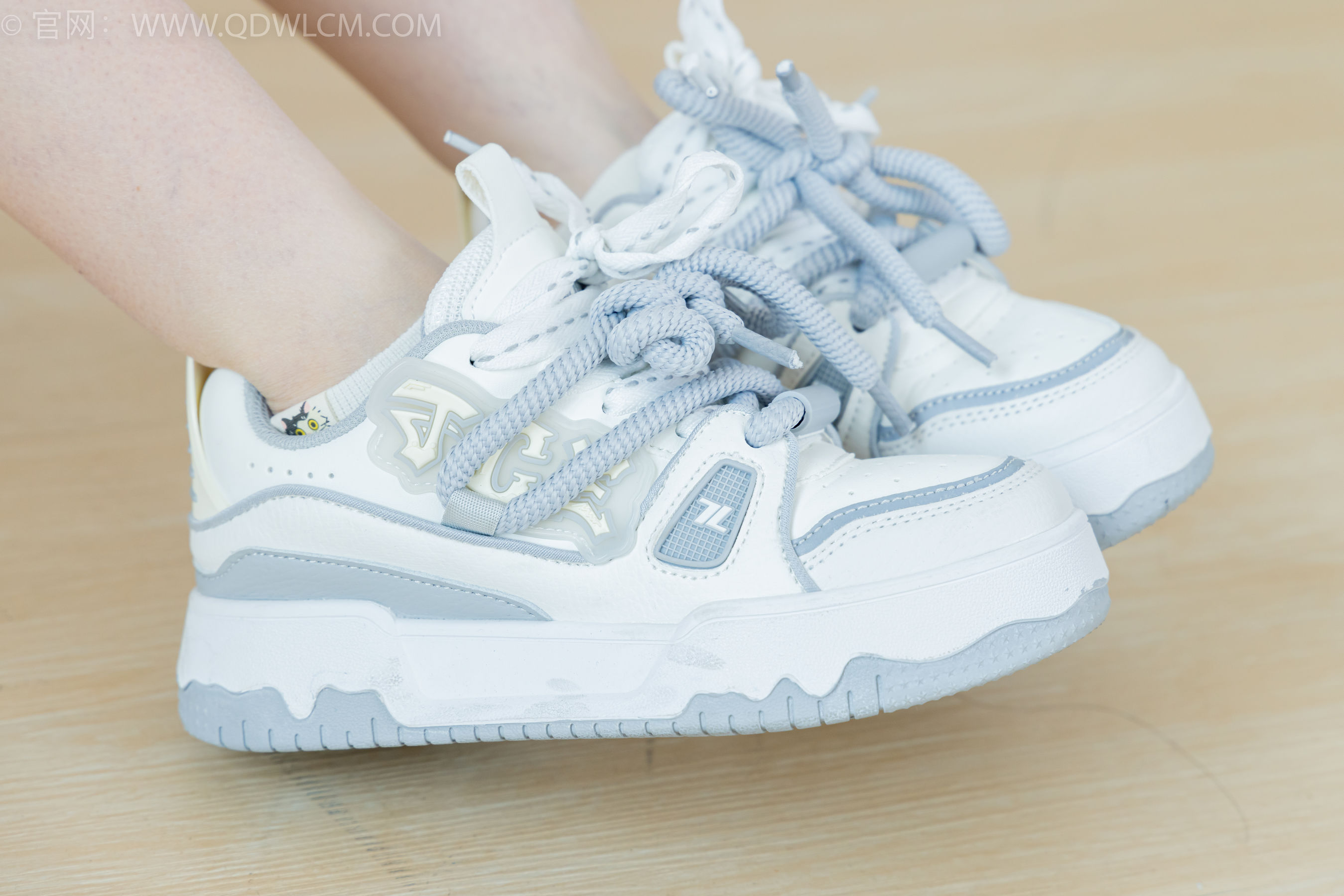 物恋传媒 No.2348 小曦 - 板鞋、白棉袜、裸足/(155P)