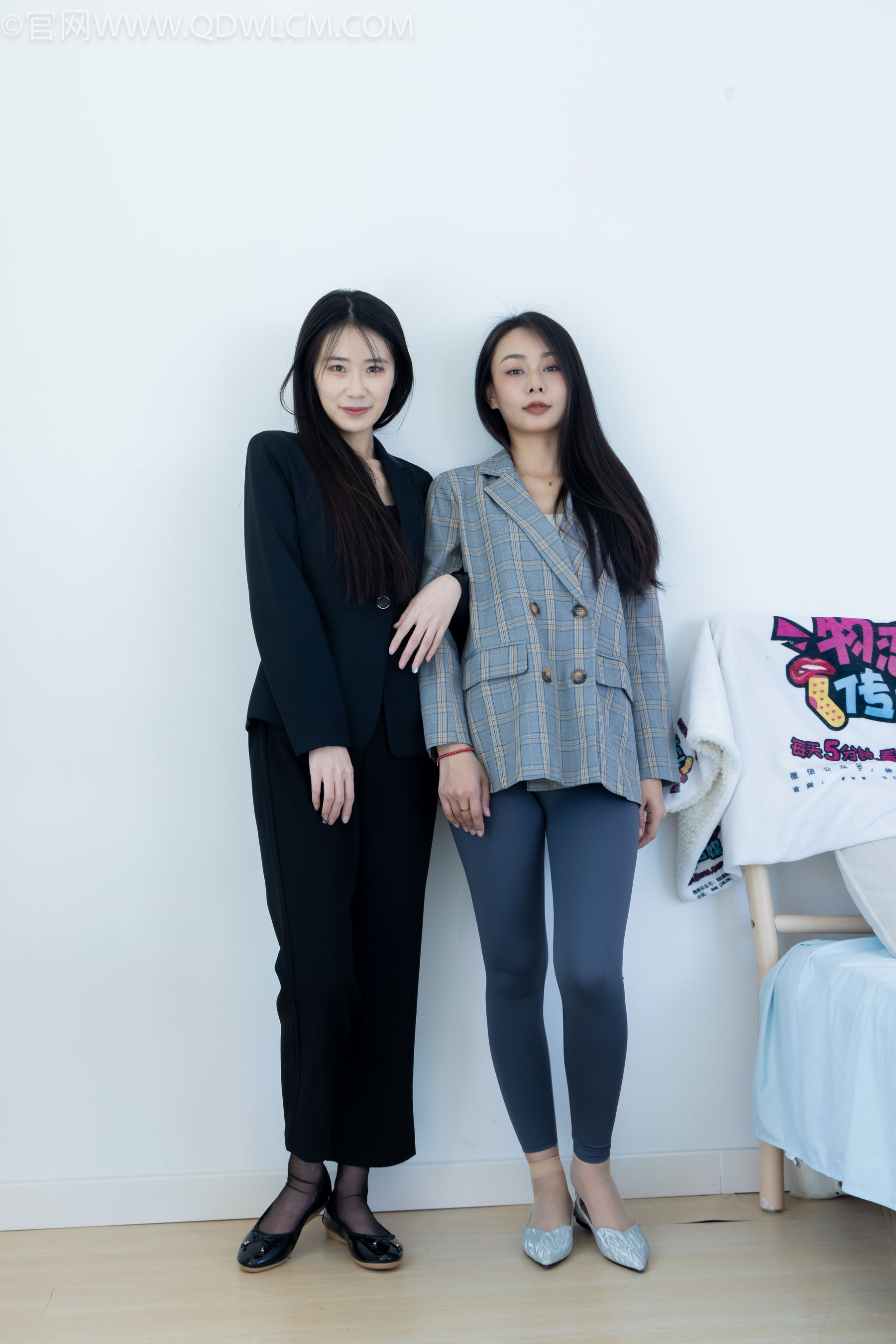 物恋传媒 No.2338 菜菜&岚岚 - 两双平底鞋、短黑丝、短肉丝/(169P)