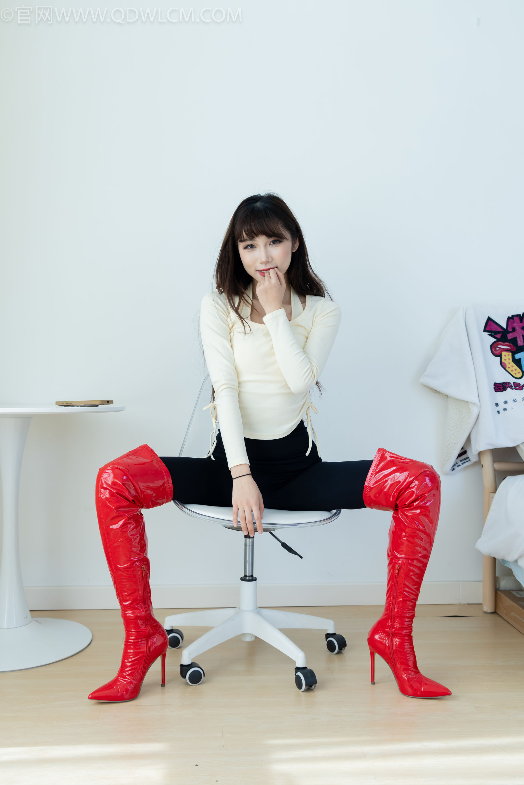 物恋传媒 No.2326 泡泡 - 高跟长靴、白棉袜、裸足/(184P)