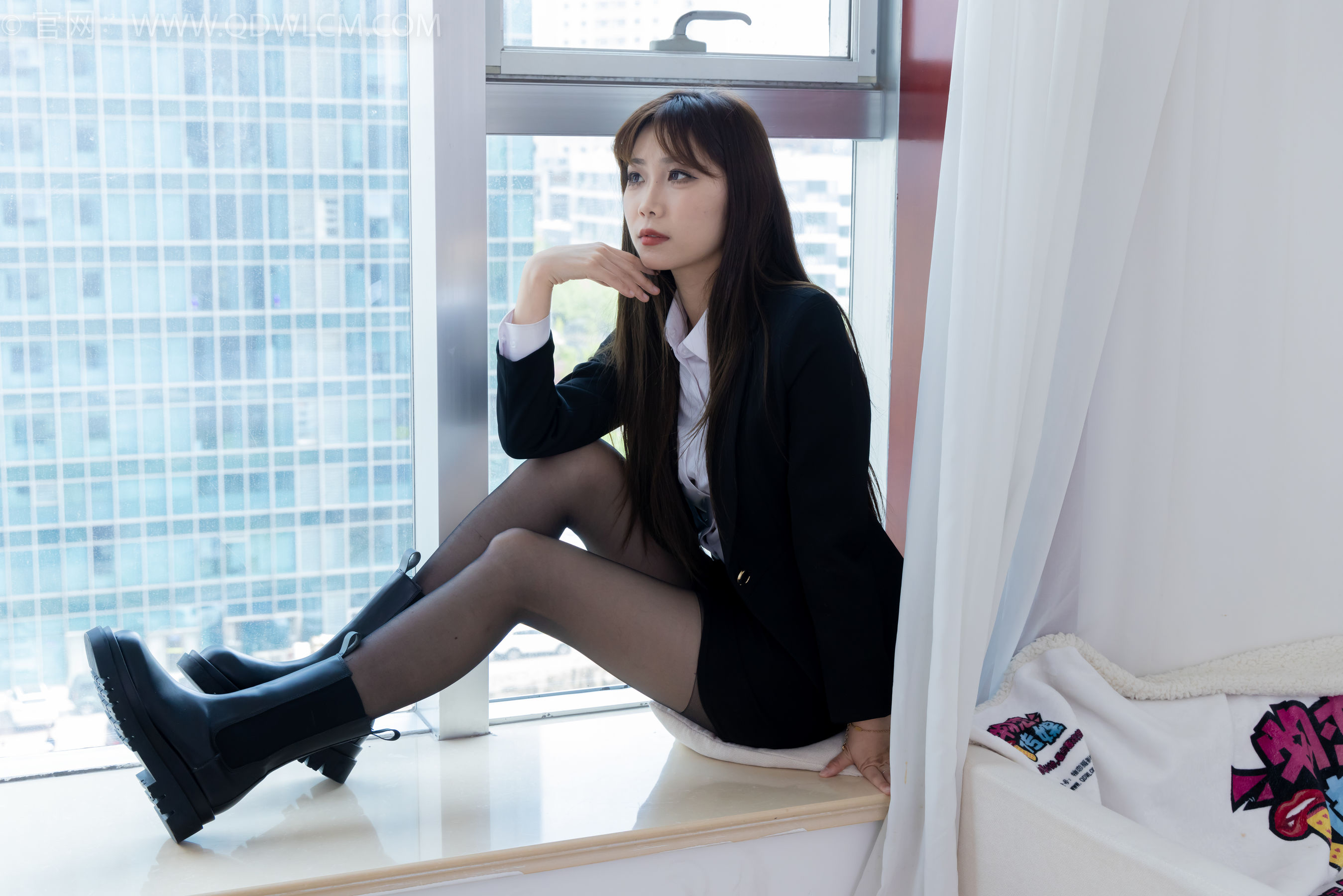 物恋传媒 No.2344 泡泡 - 短靴、薄黑丝、ol制服、高冷不笑御姐版/(150P)