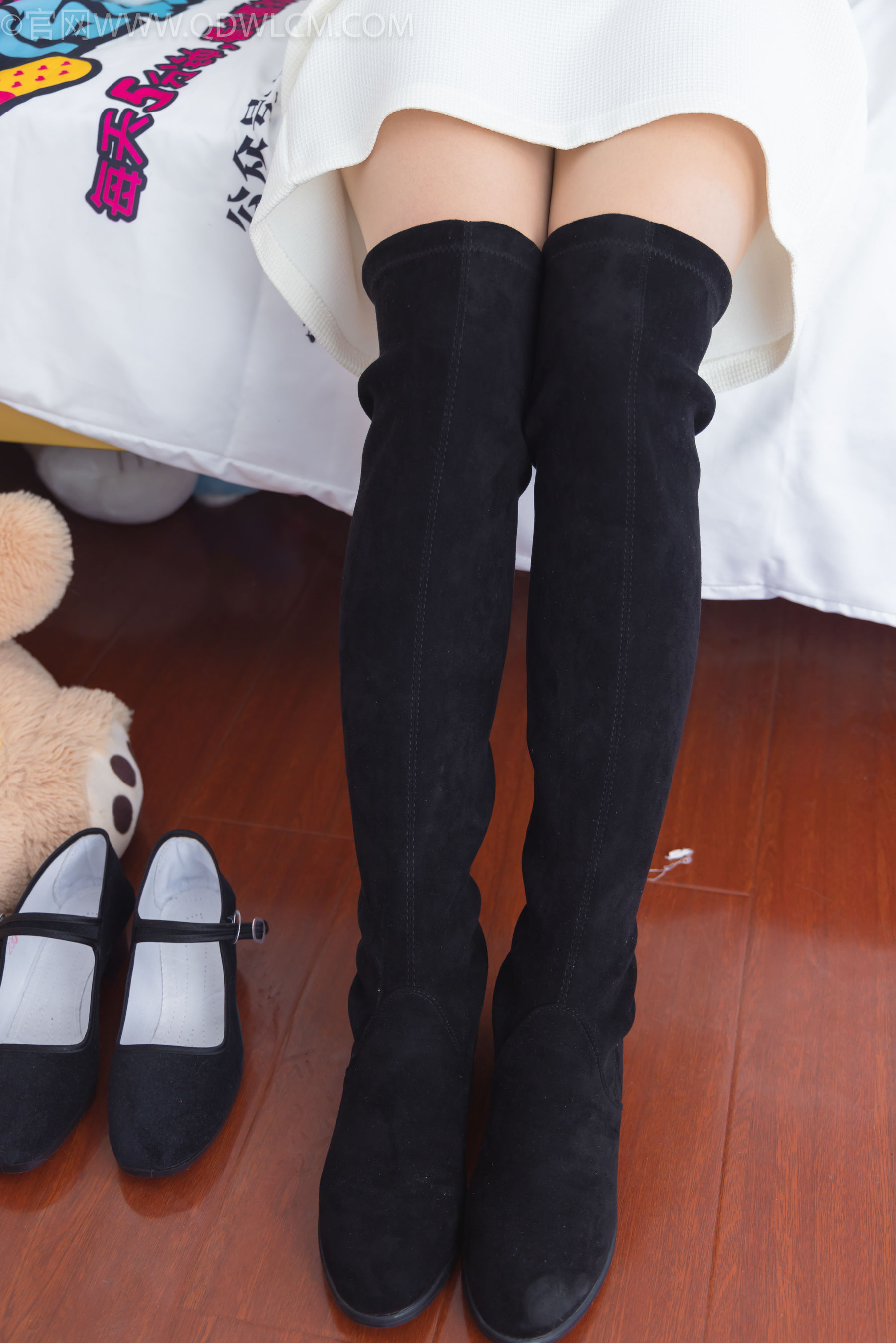 物恋传媒 No.2335 美兔 - 布鞋、长靴、白棉袜、薄肉丝/(227P)
