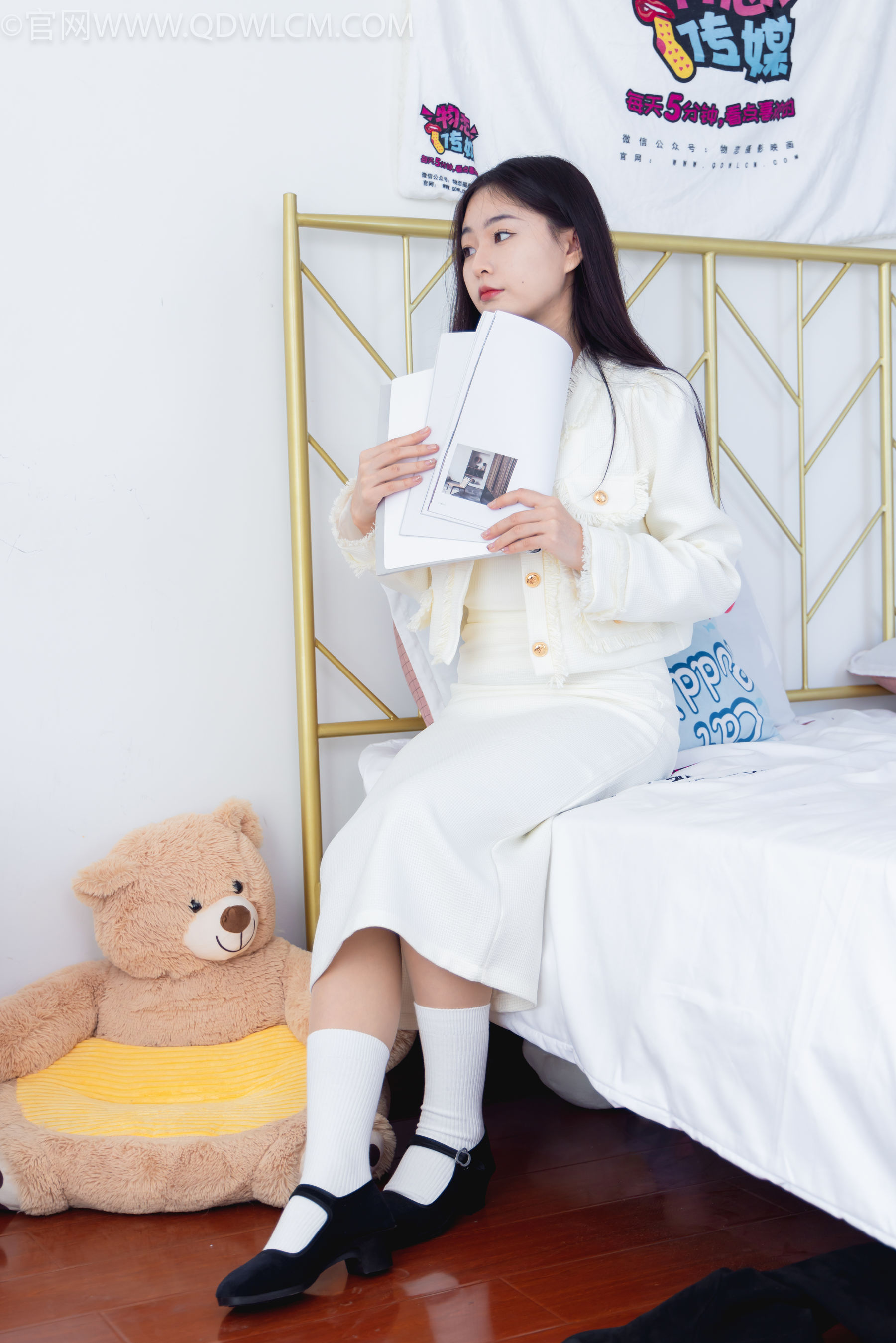 物恋传媒 No.2335 美兔 - 布鞋、长靴、白棉袜、薄肉丝/(227P)