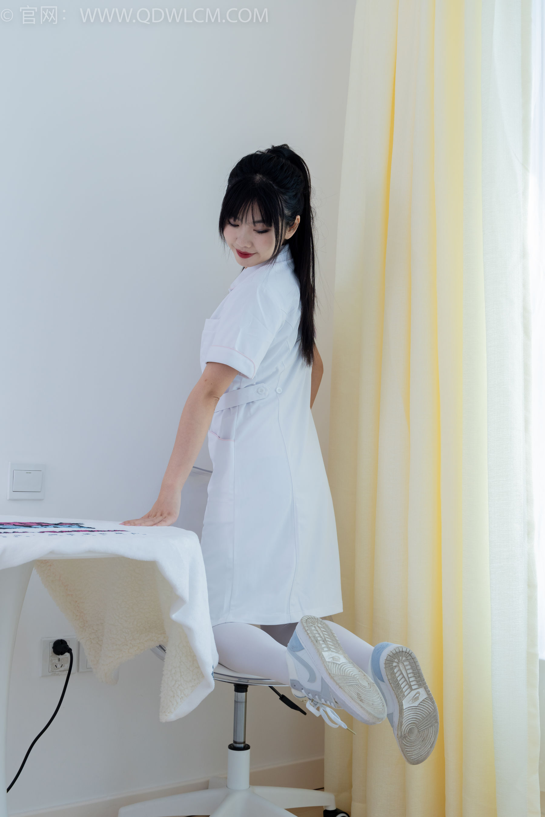 物恋传媒 No.2347 米米 - 板鞋、自然穿脏厚白丝、护士服/(170P)