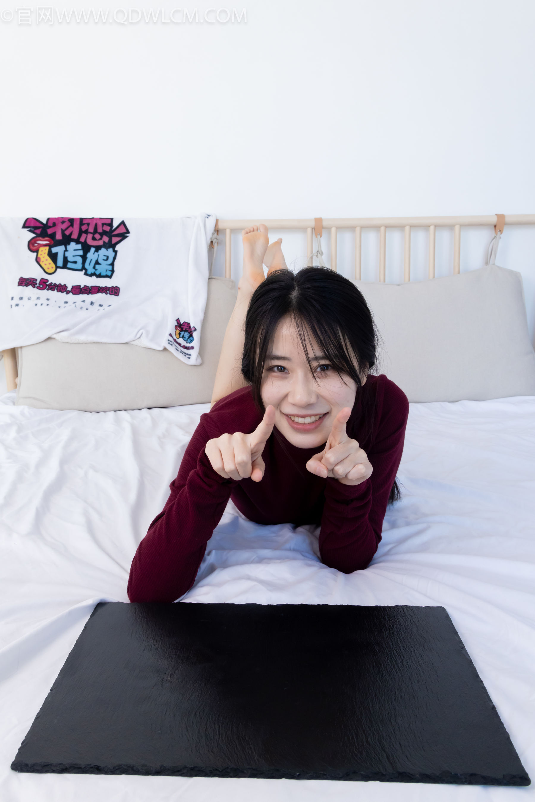 物恋传媒 No.2331 菜菜 - 高跟鞋、薄黑丝、裸足/(352P)