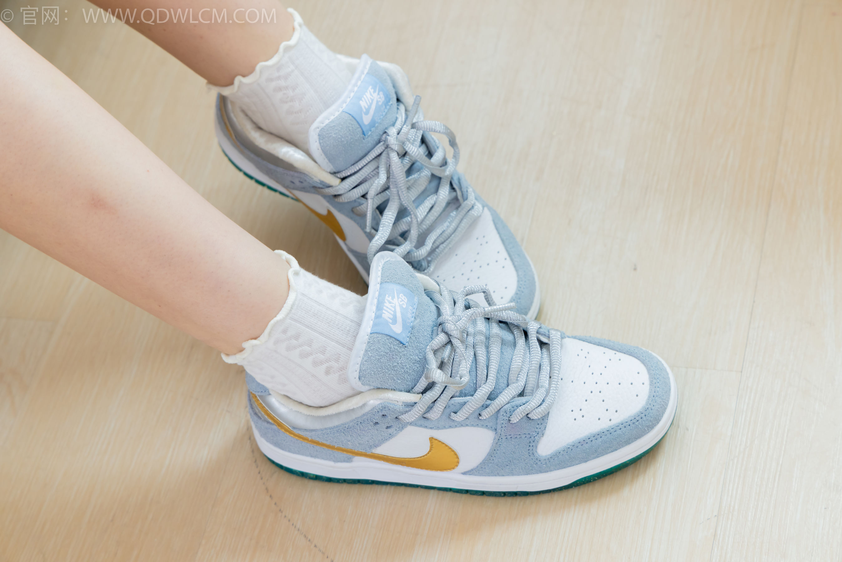 物恋传媒 No.2341 嘟嘟 - 板鞋、白棉袜、裸足、裸足涂精油/(190P)